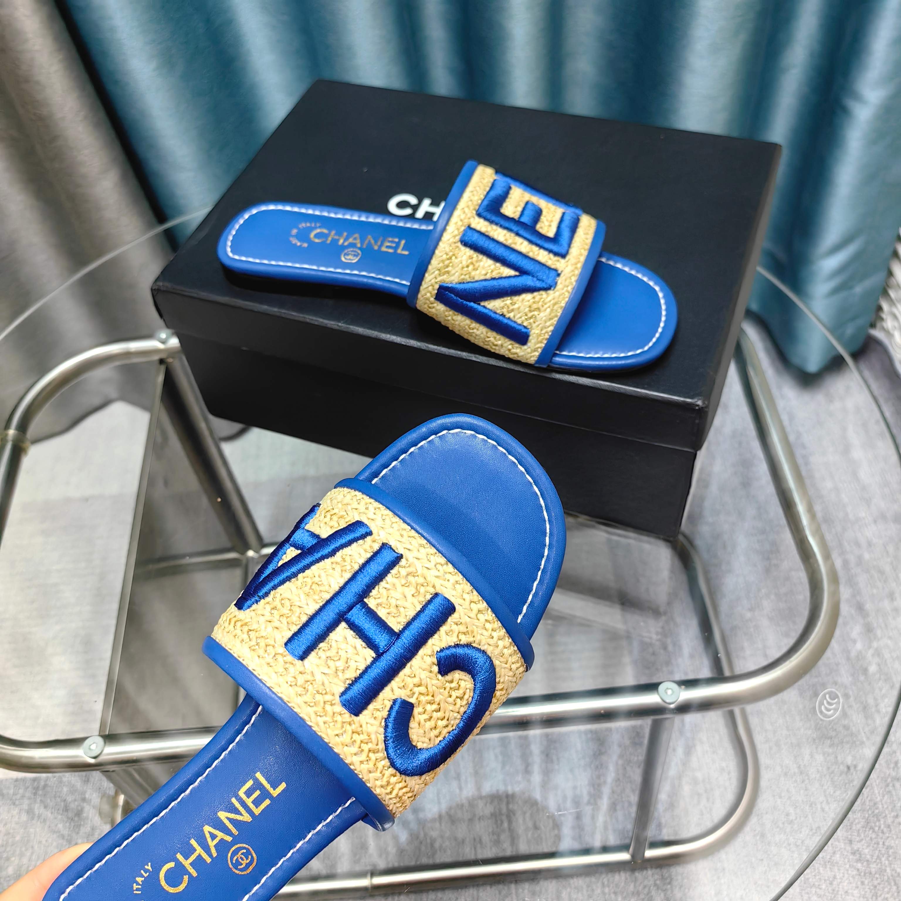 CC 25 Mule Raffia Large Logo