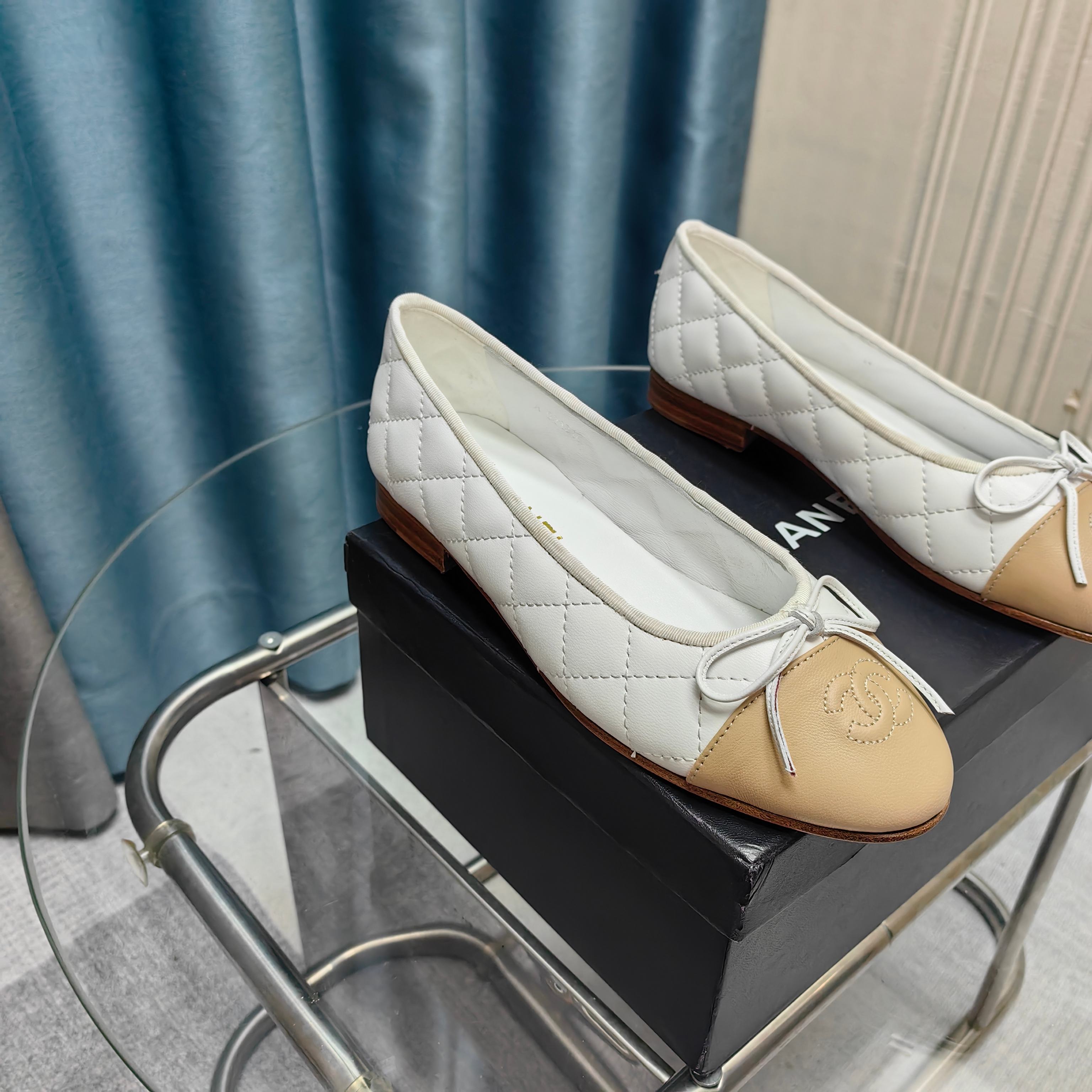 CC 25P Ballet Flat White Beige Quilted Calfskin