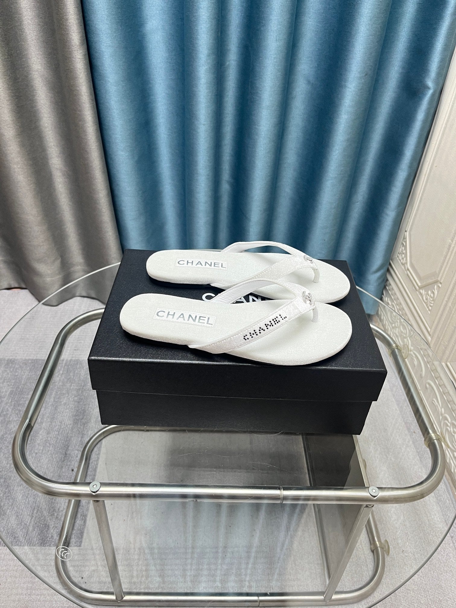 CC 25 Thong Sandal White Violet Diamond