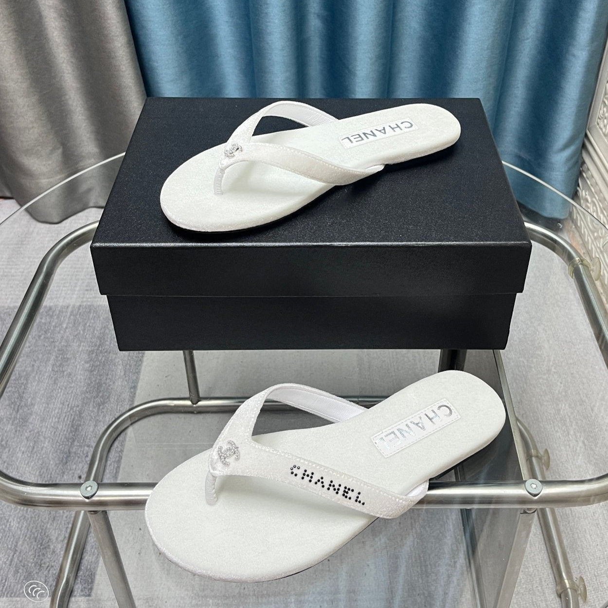 CC 25 Thong Sandal White Violet Diamond