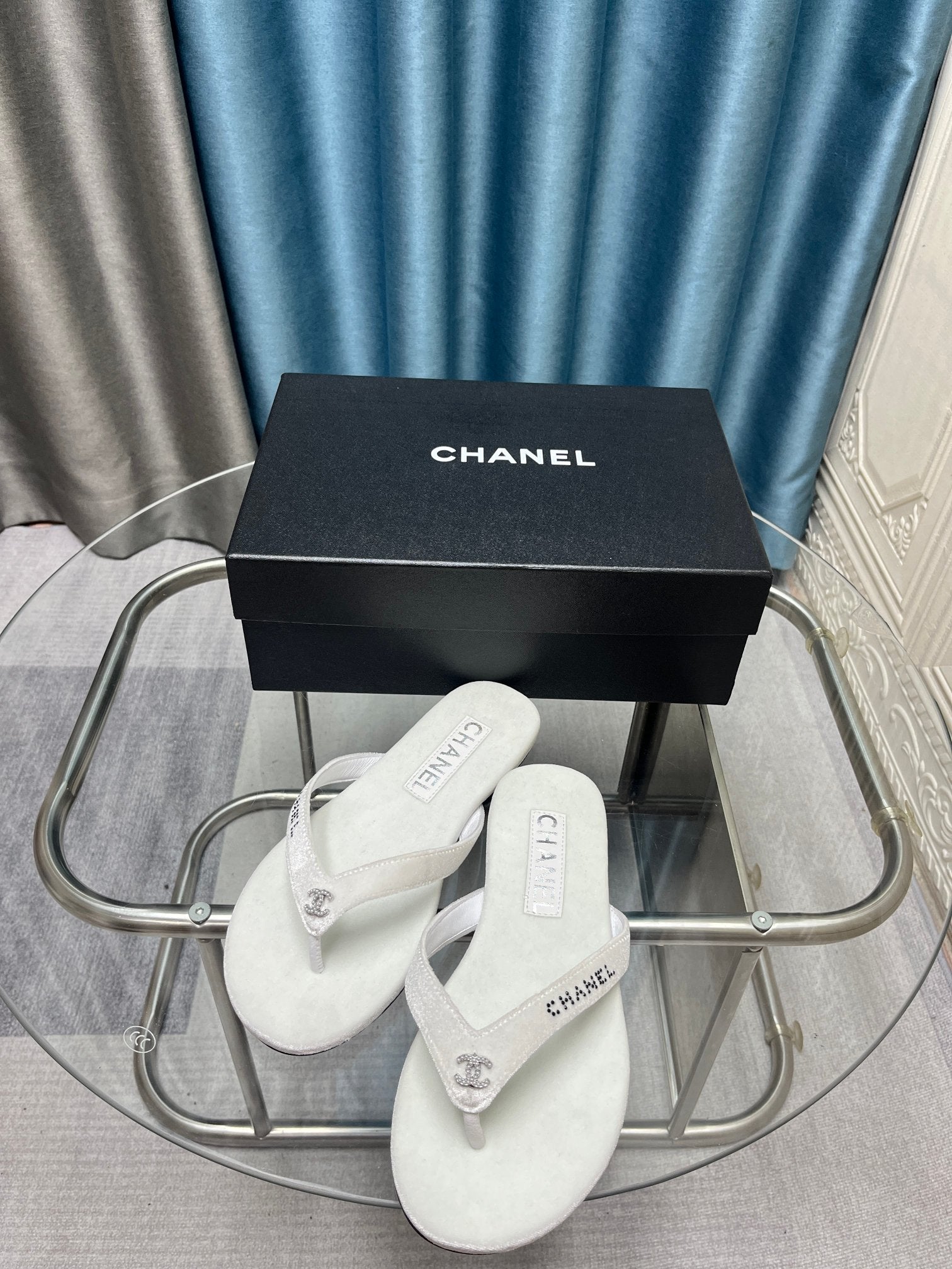 CC 25 Thong Sandal White Violet Diamond