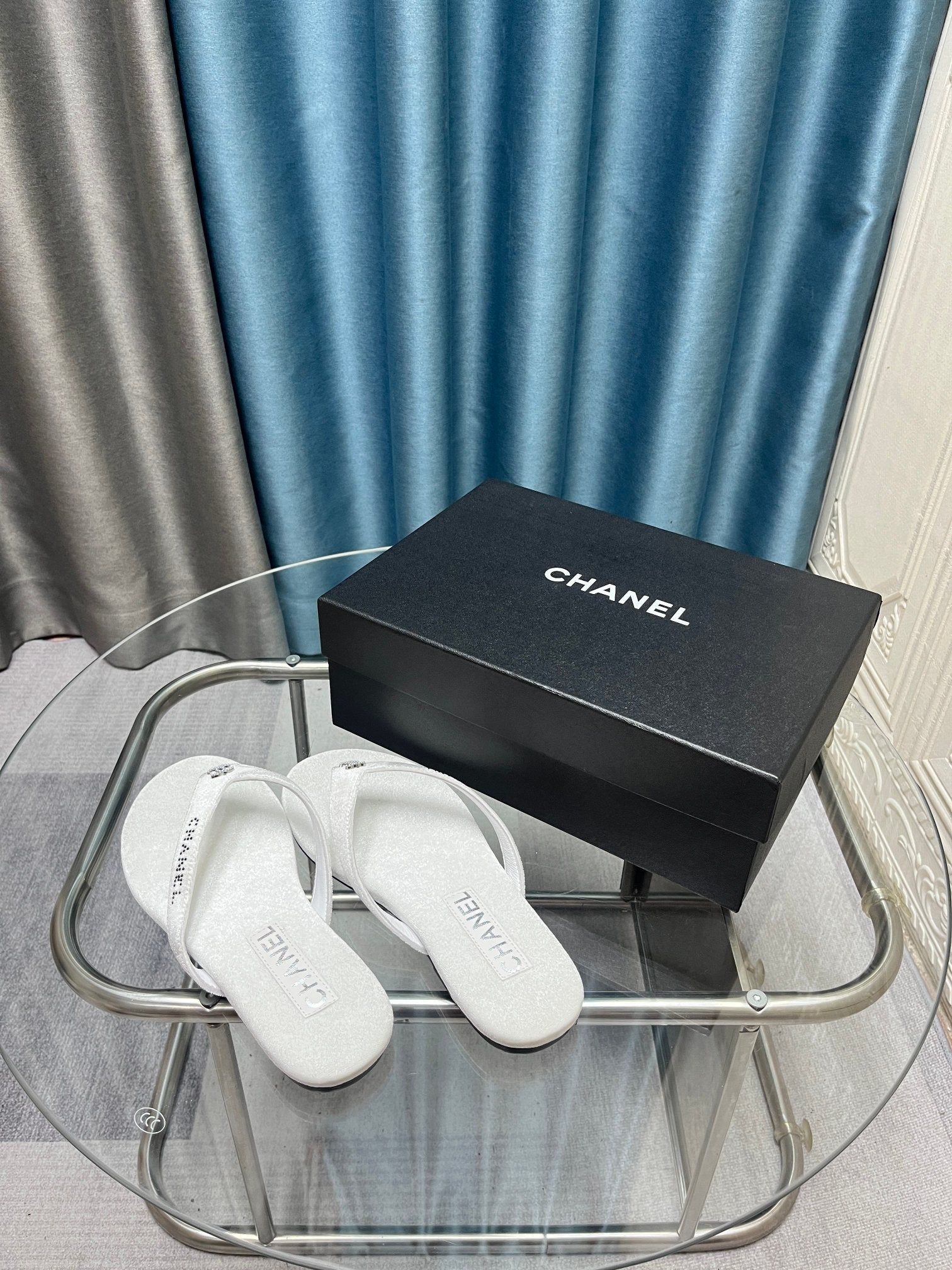 CC 25 Thong Sandal White Violet Diamond