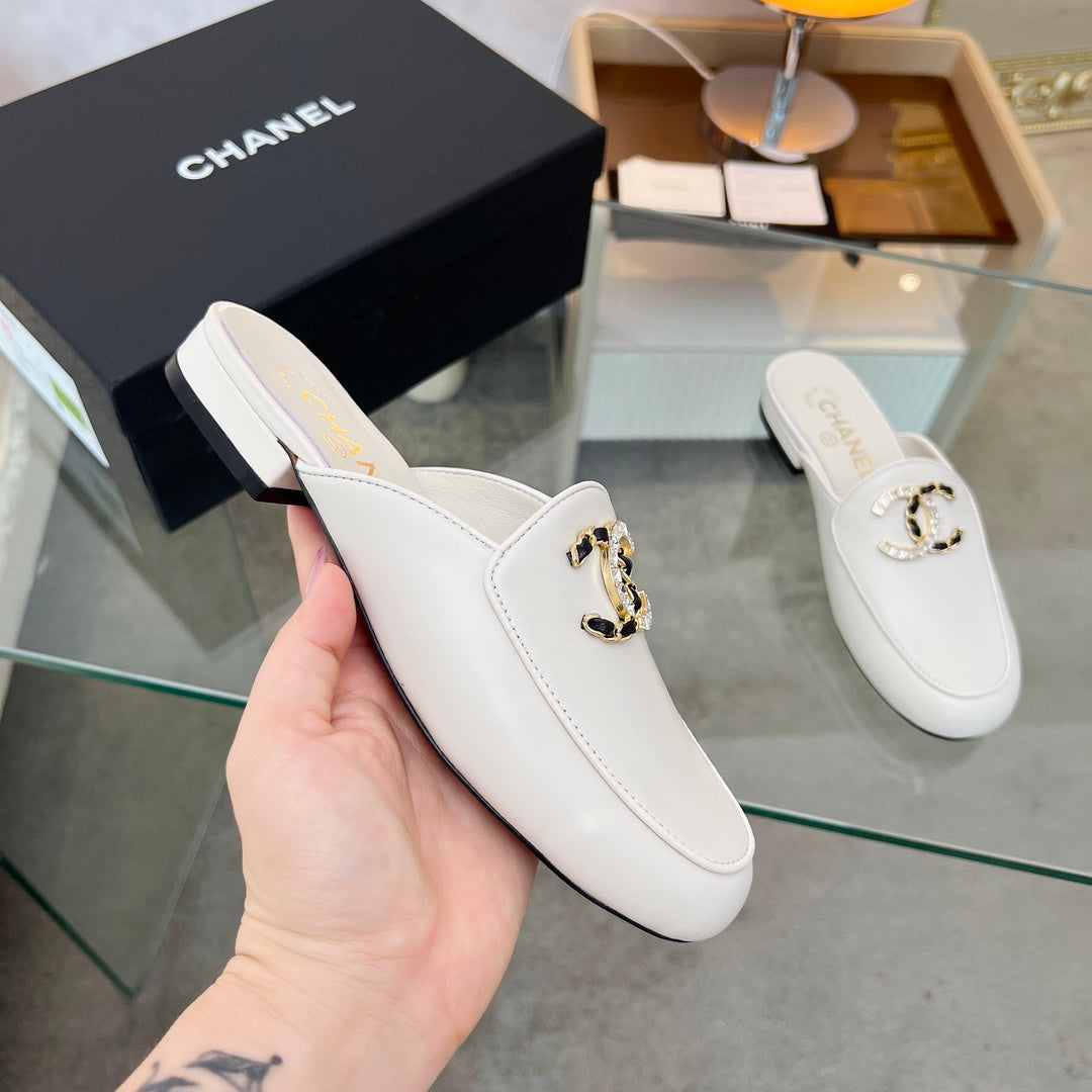 CC 25 Mule White Calfskin Large Double C Logo