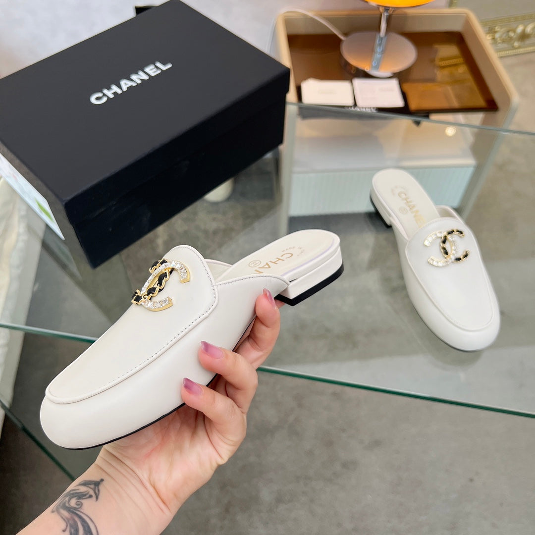 CC 25 Mule White Calfskin Large Double C Logo