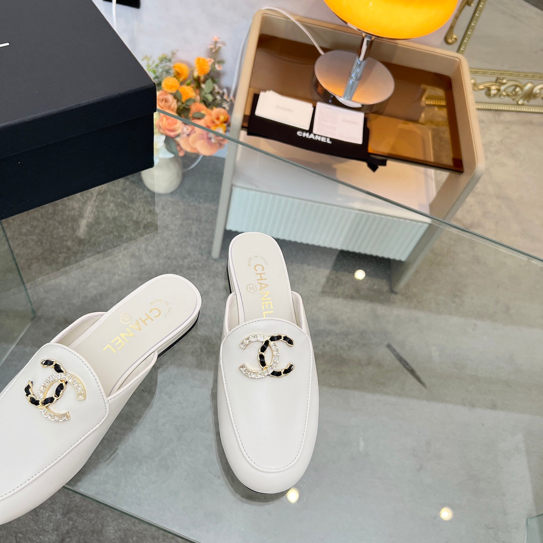 CC 25 Mule White Calfskin Large Double C Logo