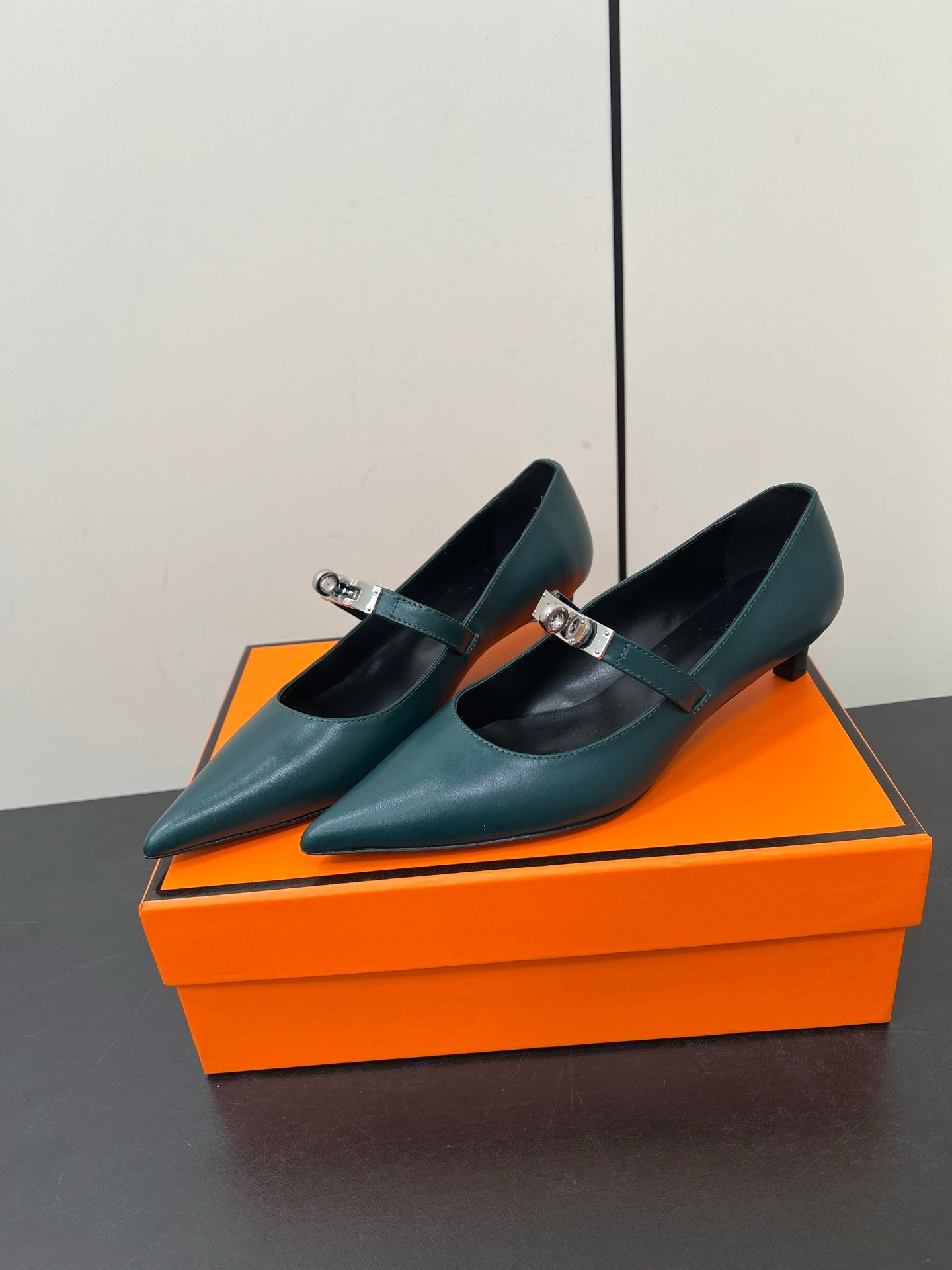 HM 25C Kiara 40 Pump Castleton Green Calfskin 210276