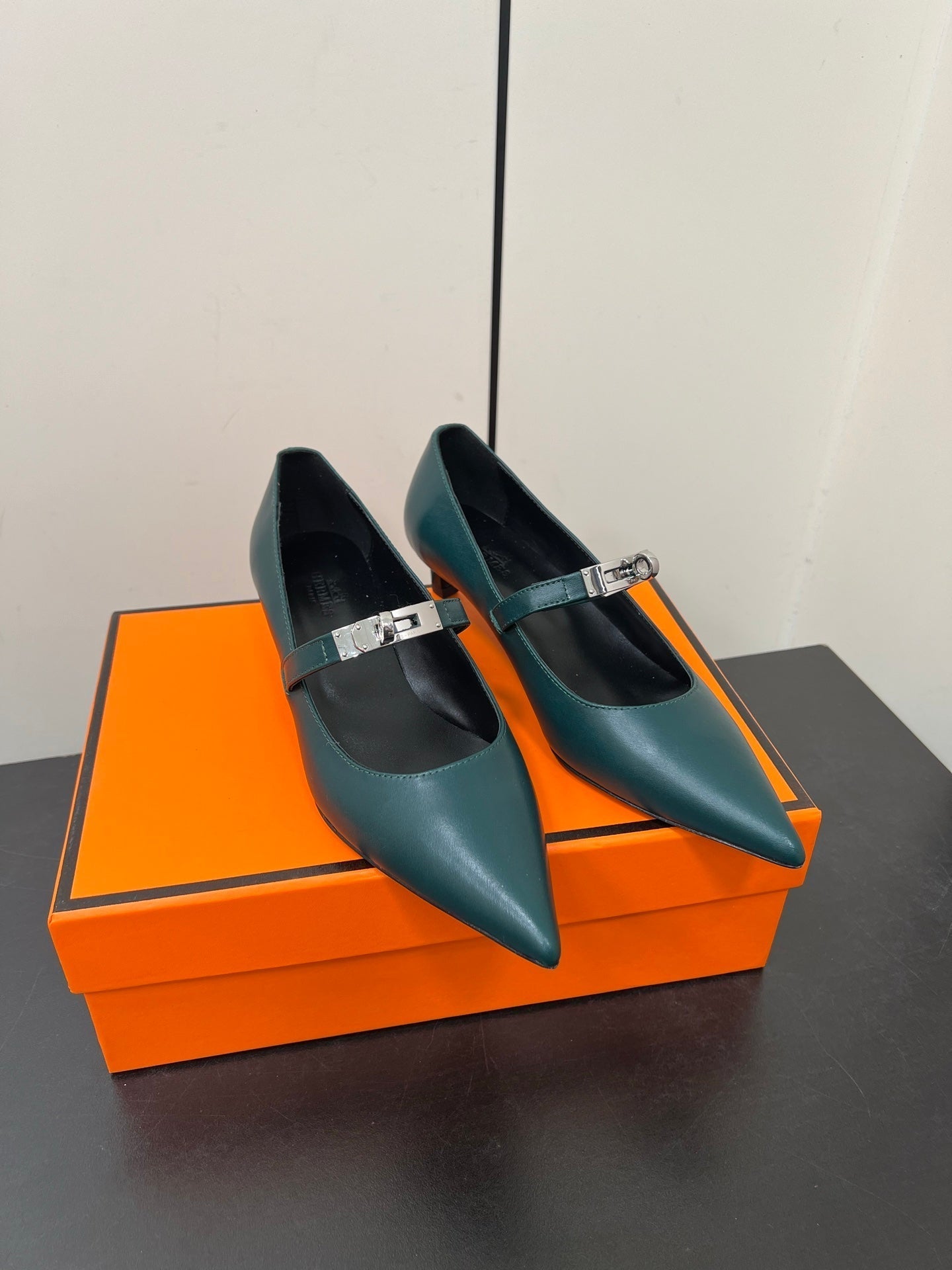 HM 25C Kiara 40 Pump Castleton Green Calfskin 210276