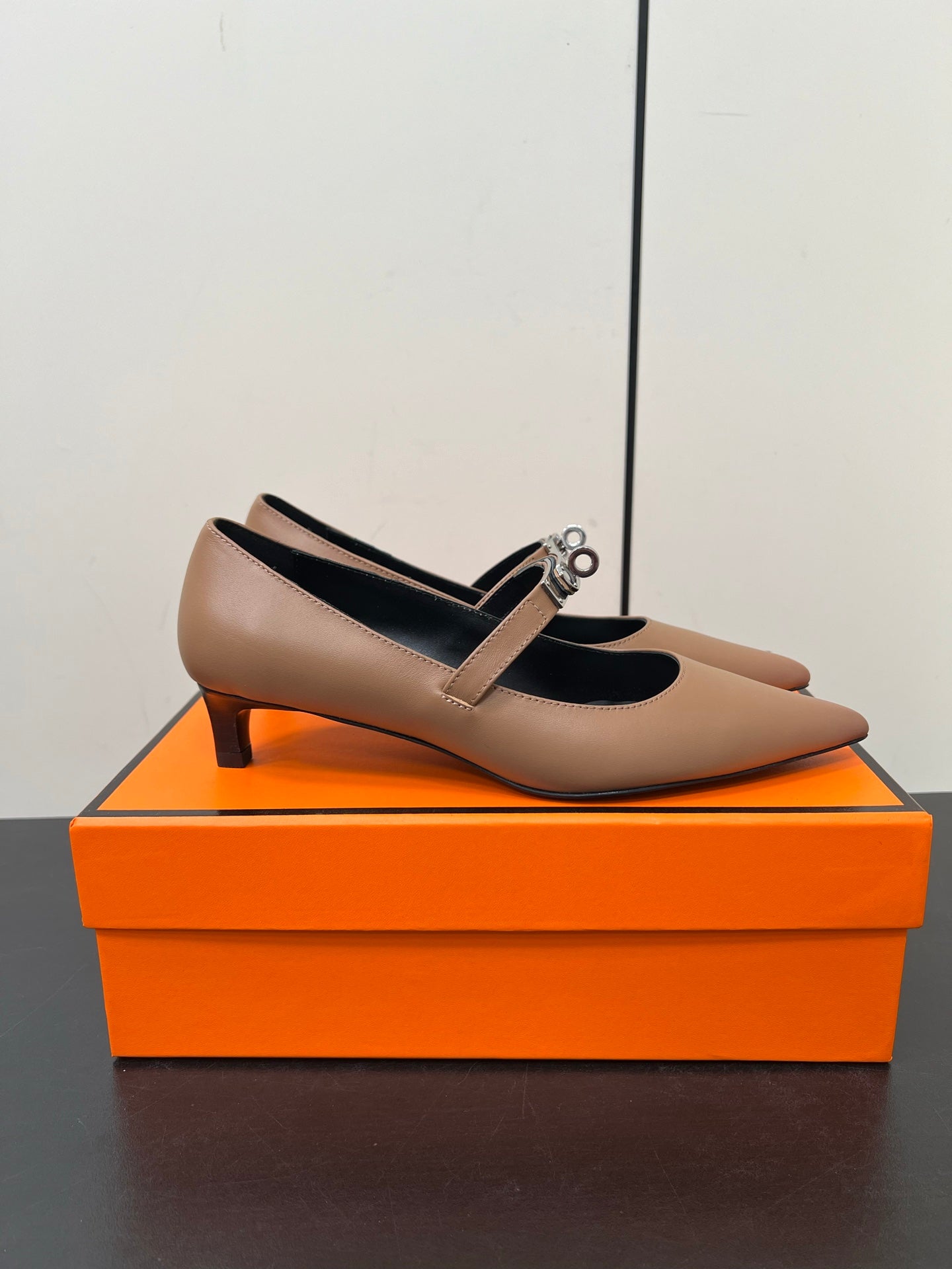 HM 25C Kiara 40 Pump Ash Brown Calfskin 210280