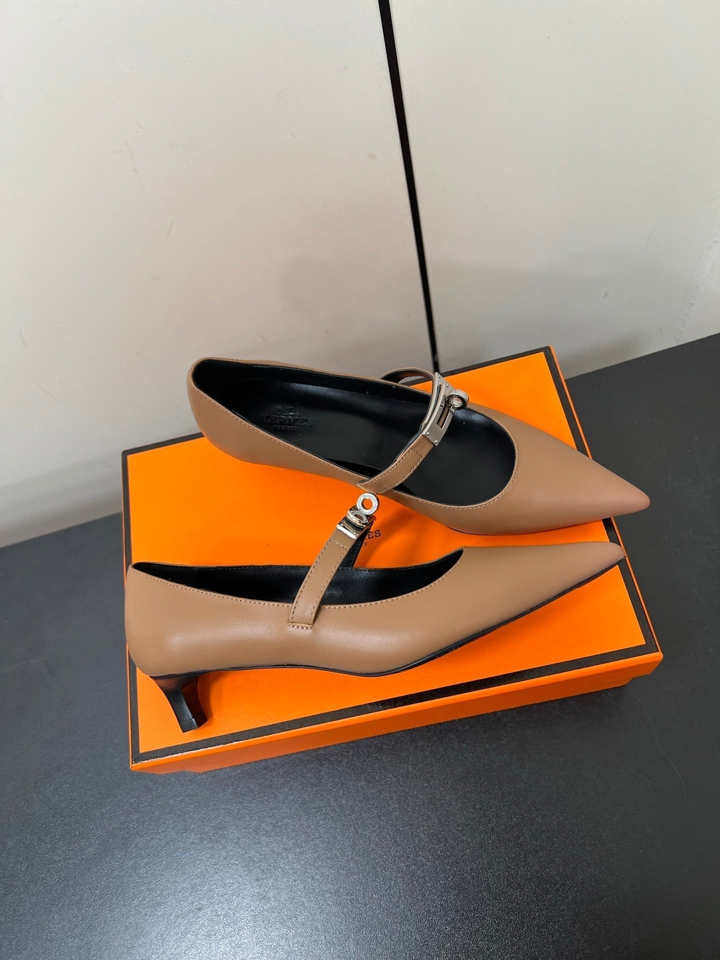 HM 25C Kiara 40 Pump Ash Brown Calfskin 210280