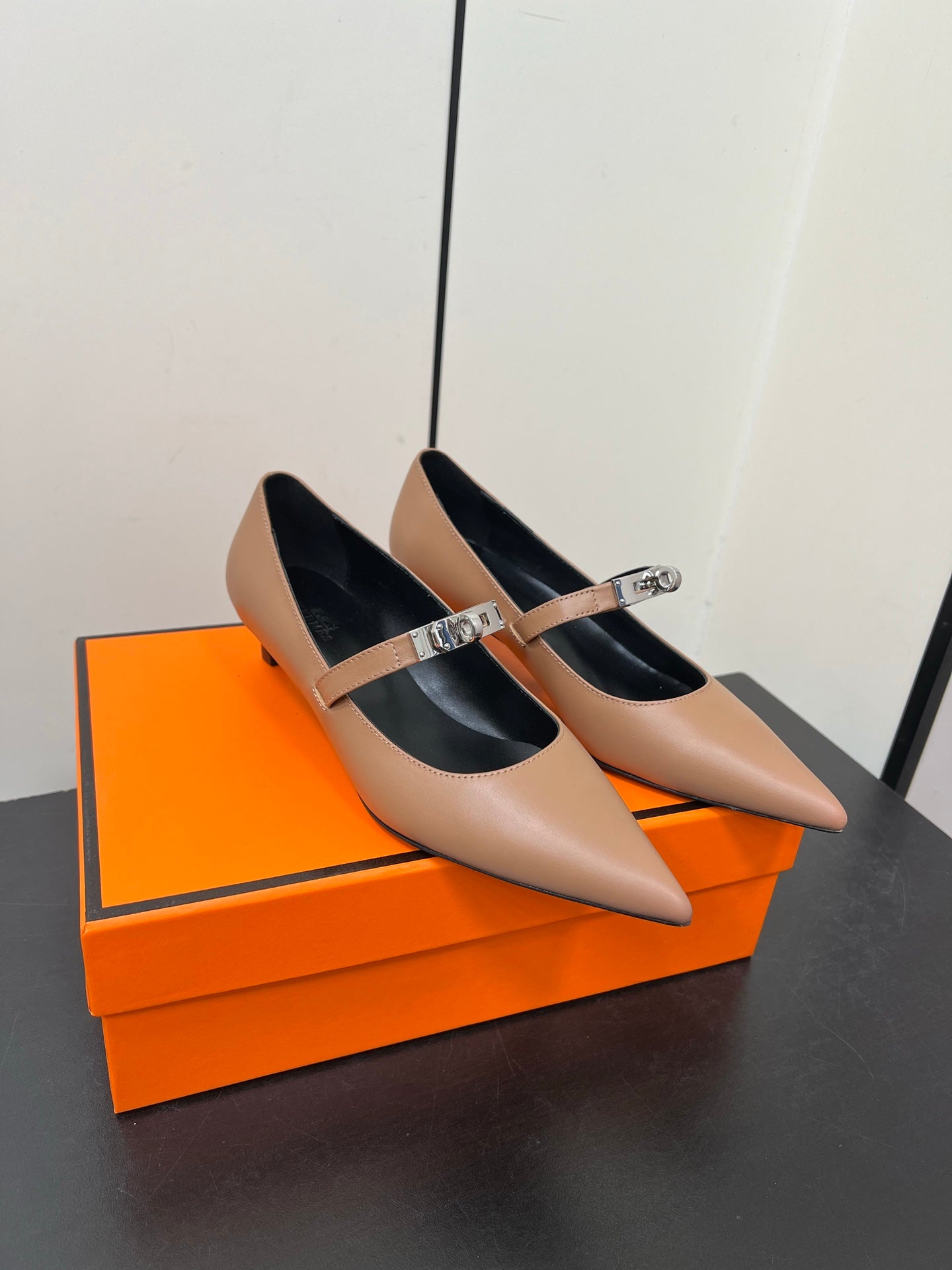 HM 25C Kiara 40 Pump Ash Brown Calfskin 210280