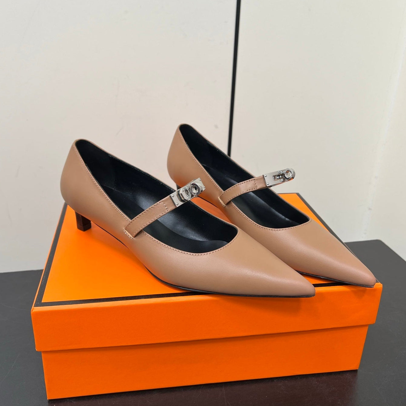 HM 25C Kiara 40 Pump Ash Brown Calfskin 210280