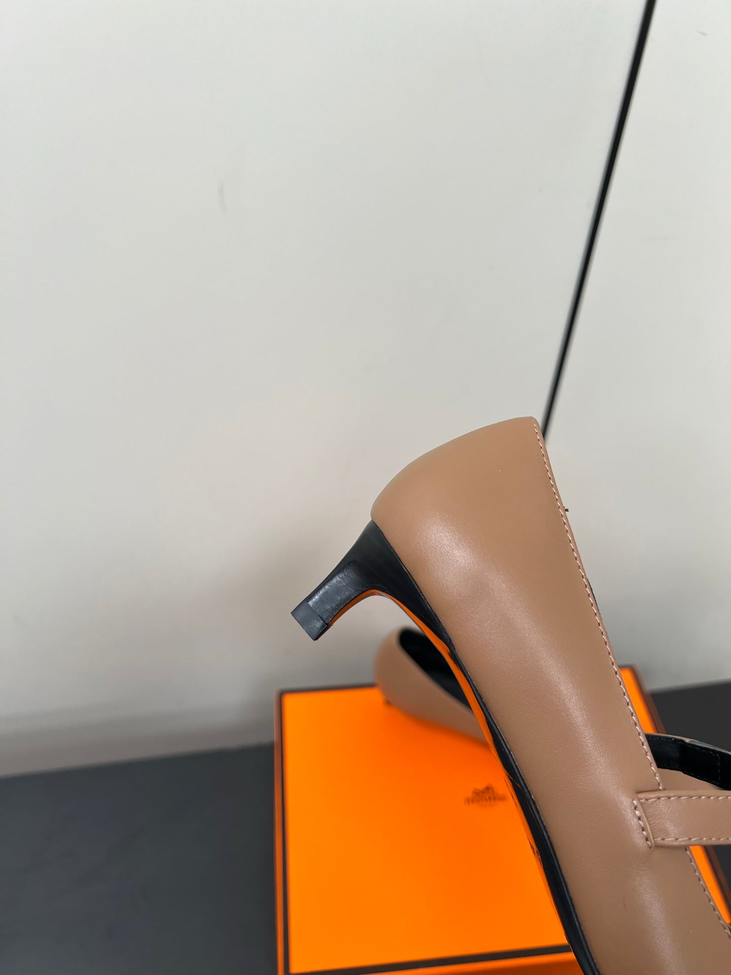 HM 25C Kiara 40 Pump Ash Brown Calfskin 210280