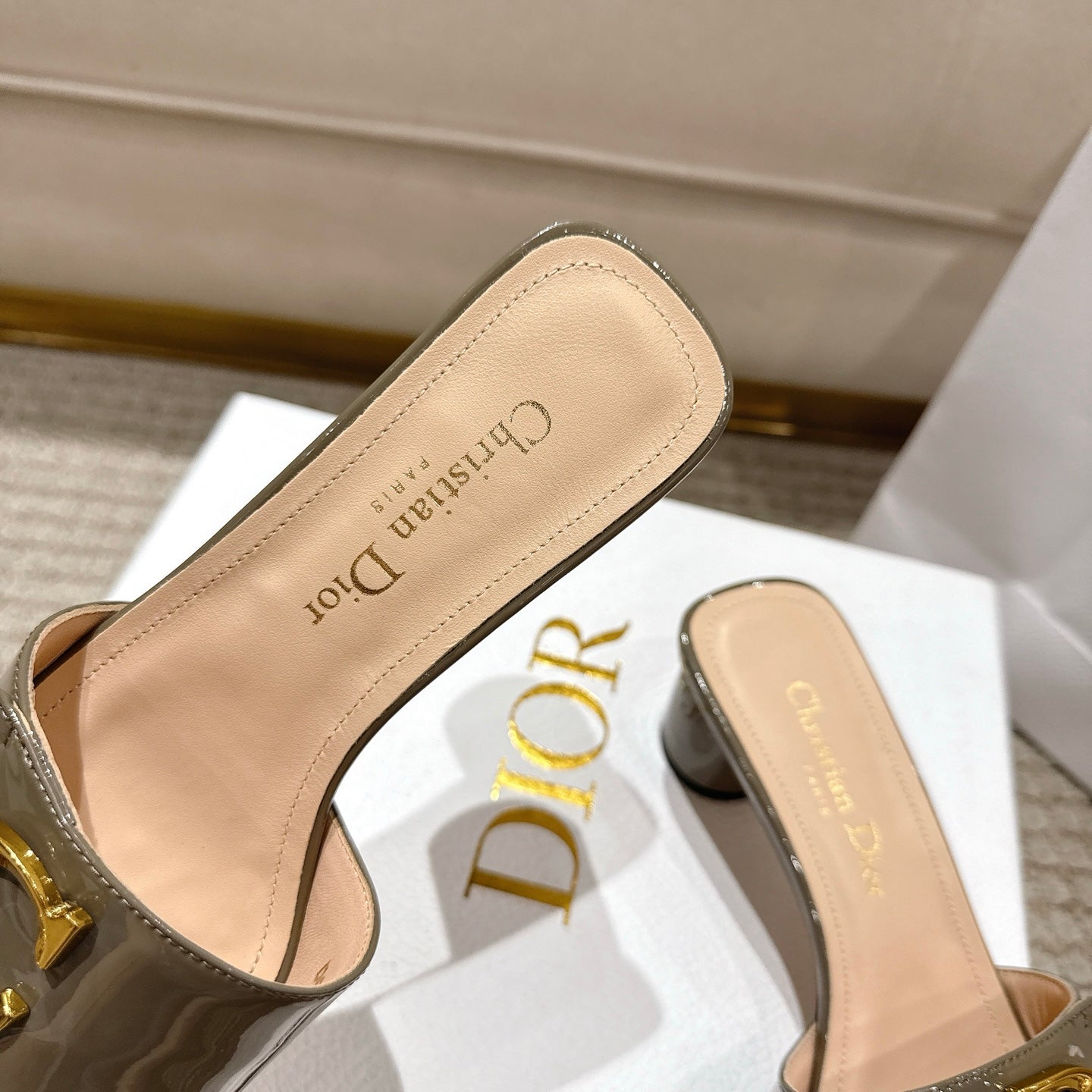 CD 25 C'EST DIO olive green patent leather 396127