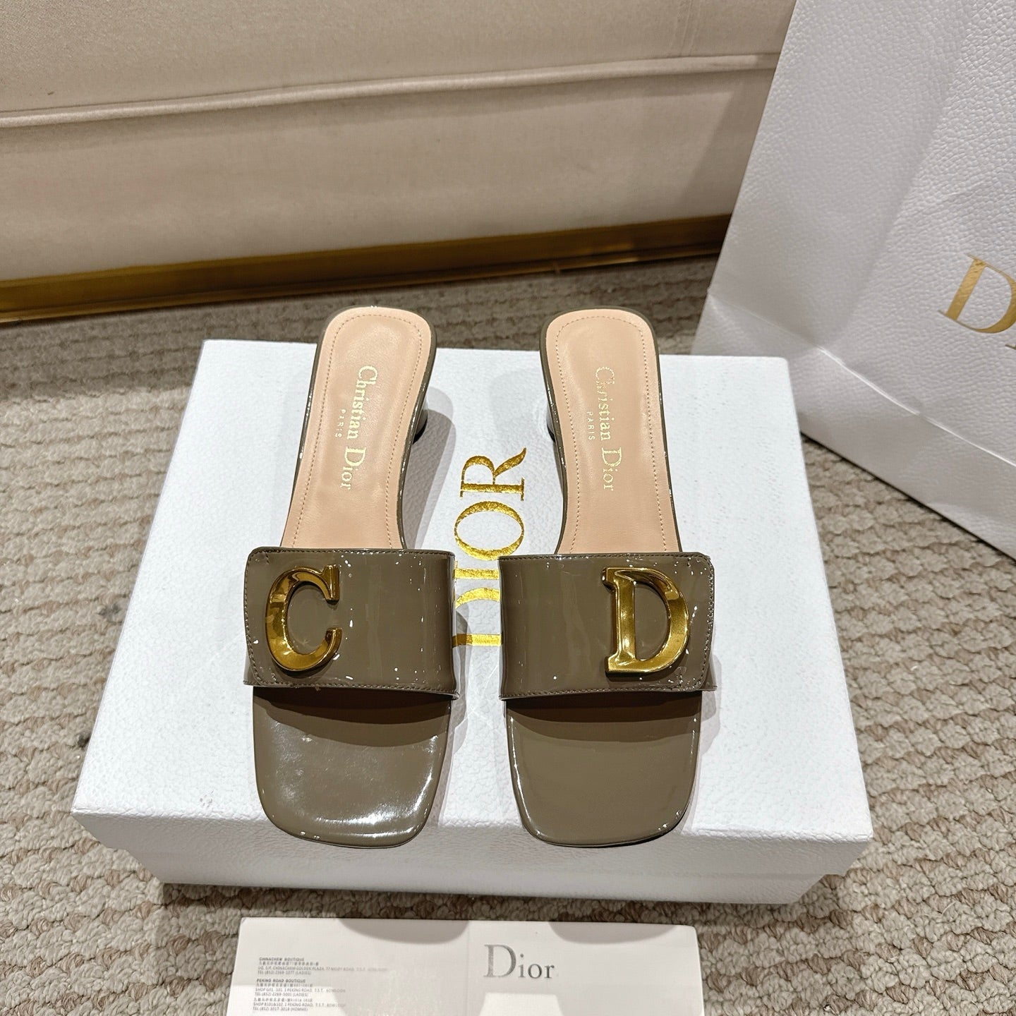 CD 25 C'EST DIO olive green patent leather 396127