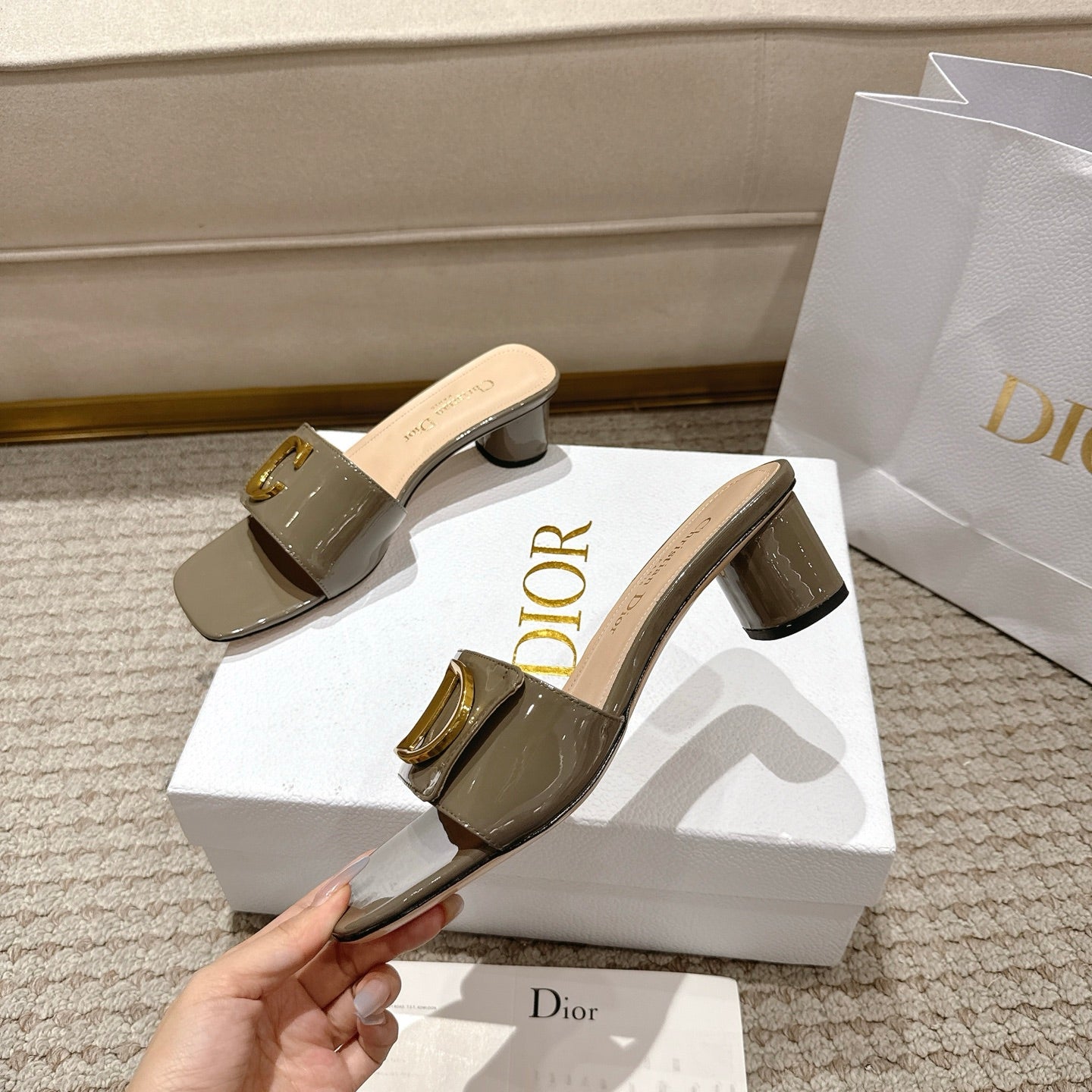 CD 25 C'EST DIO olive green patent leather 396127