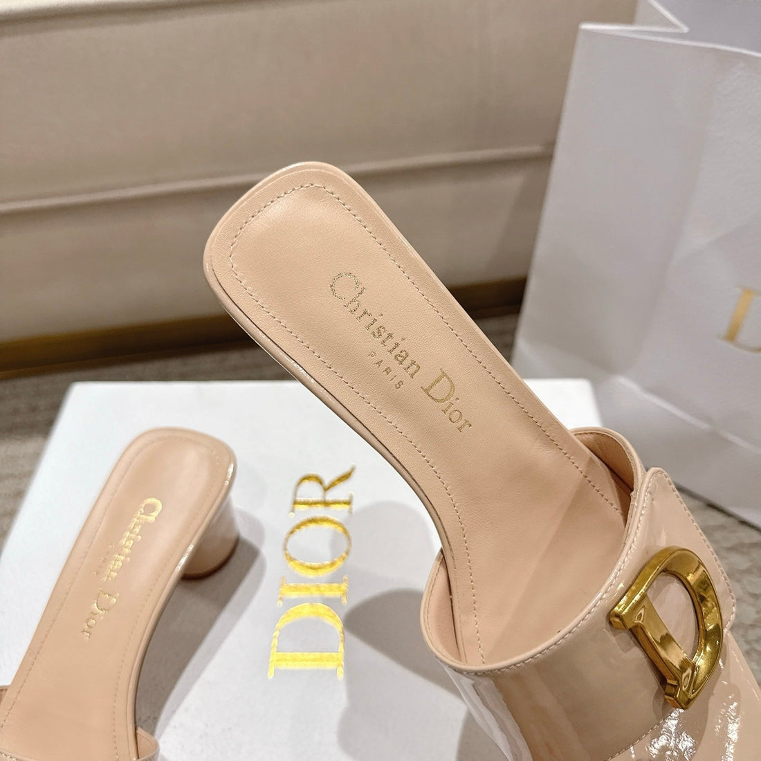 CD 25 C'EST DIO light beige patent leather 396128