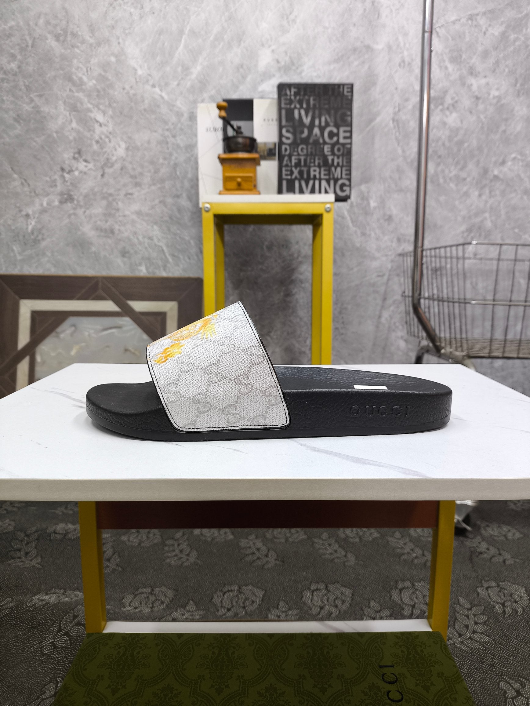 GG Men's Slide Grey Sheepskin 535387