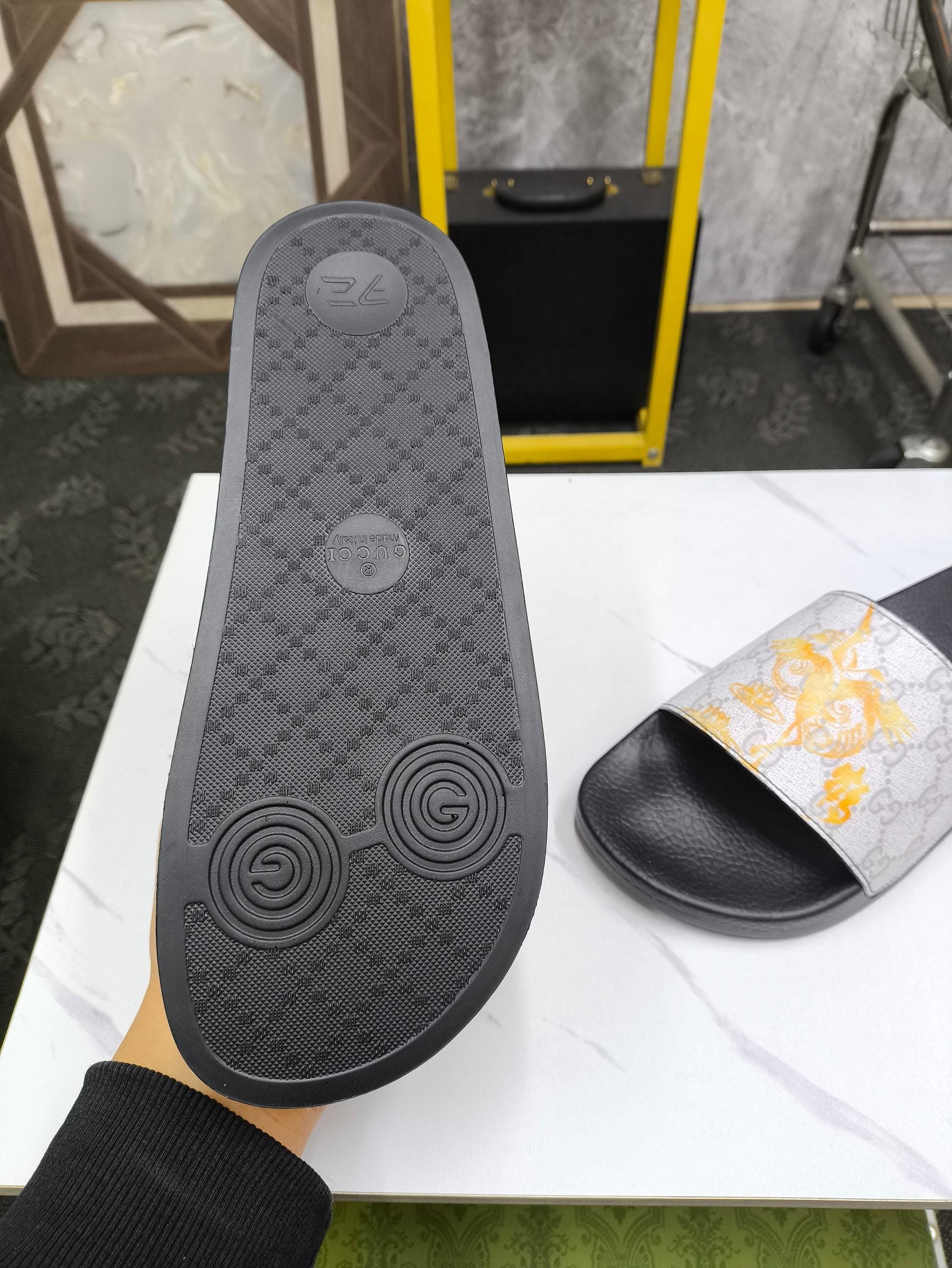 GG Men's Slide Grey Sheepskin 535387