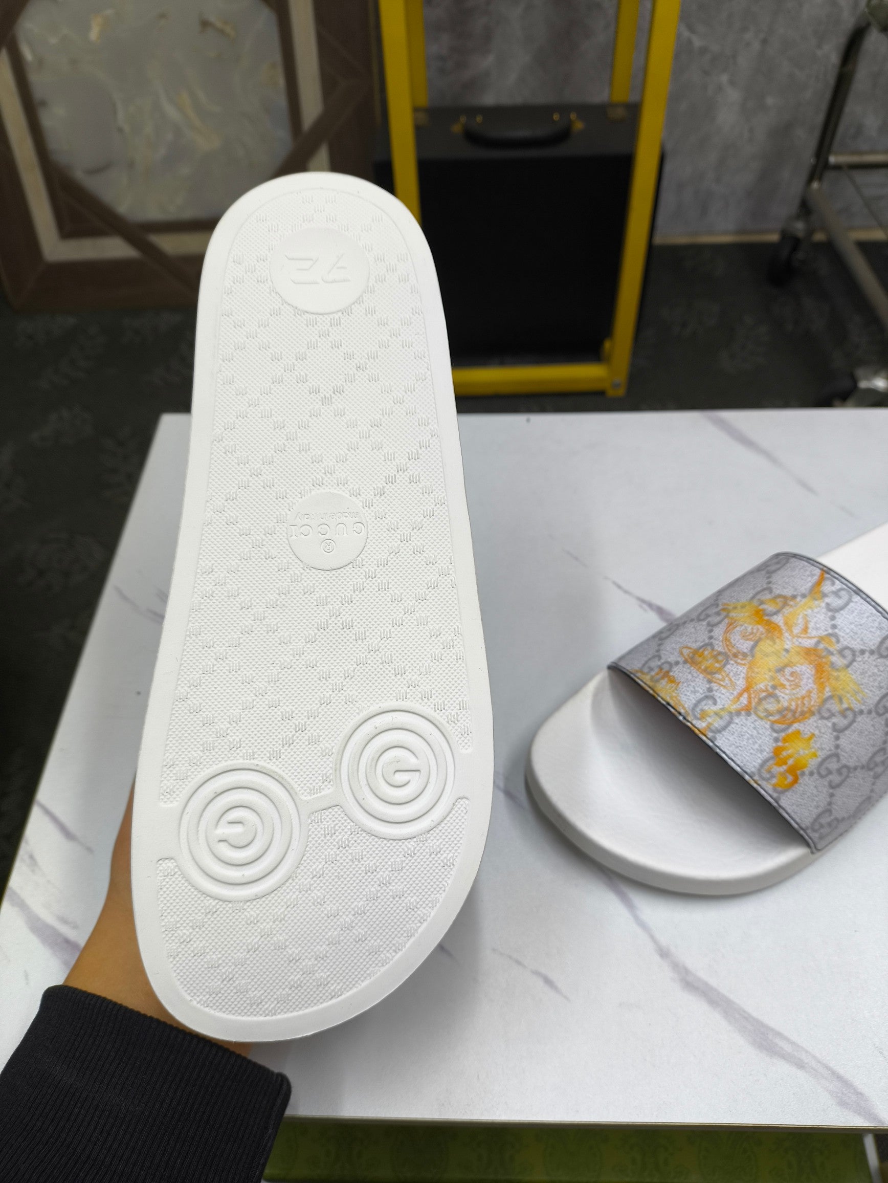 GG Men's Slide White Grey Sheepskin 535388