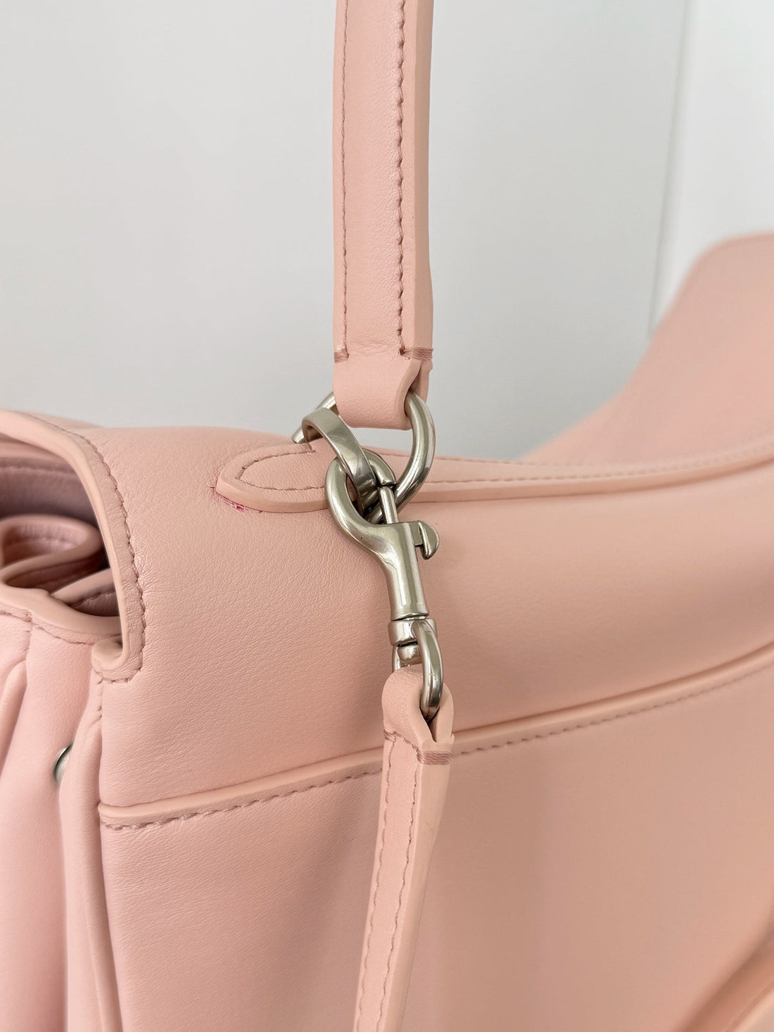 𝗕𝗮𝗹𝗲𝗻𝗰𝗶𝗮𝗴𝗮 Rodeo 35 oversized bag pastel pink lambskin