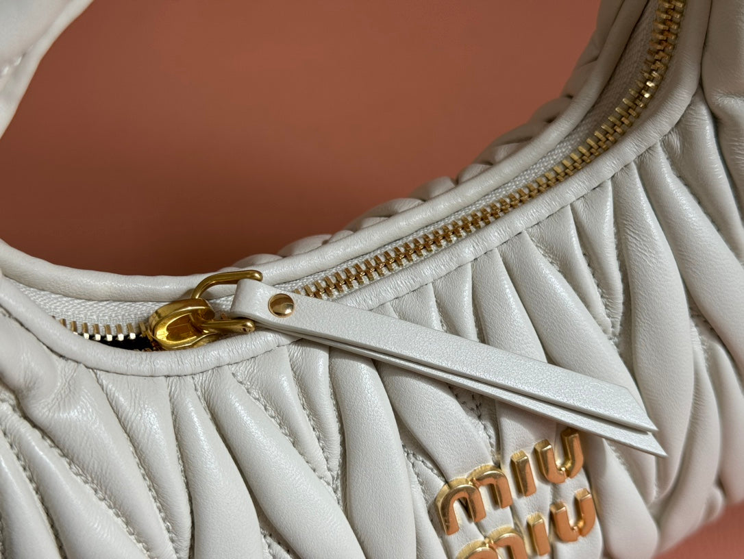 WANDER MATELASSÉ HANDBAG 23 IN WHITE LAMBSKIN