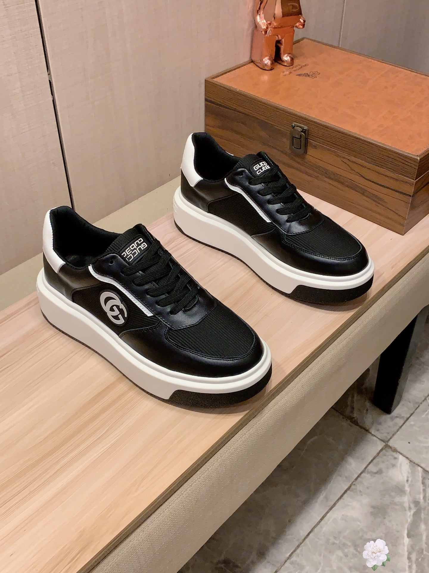 GG Men's Sneaker Black Sheepskin 709672