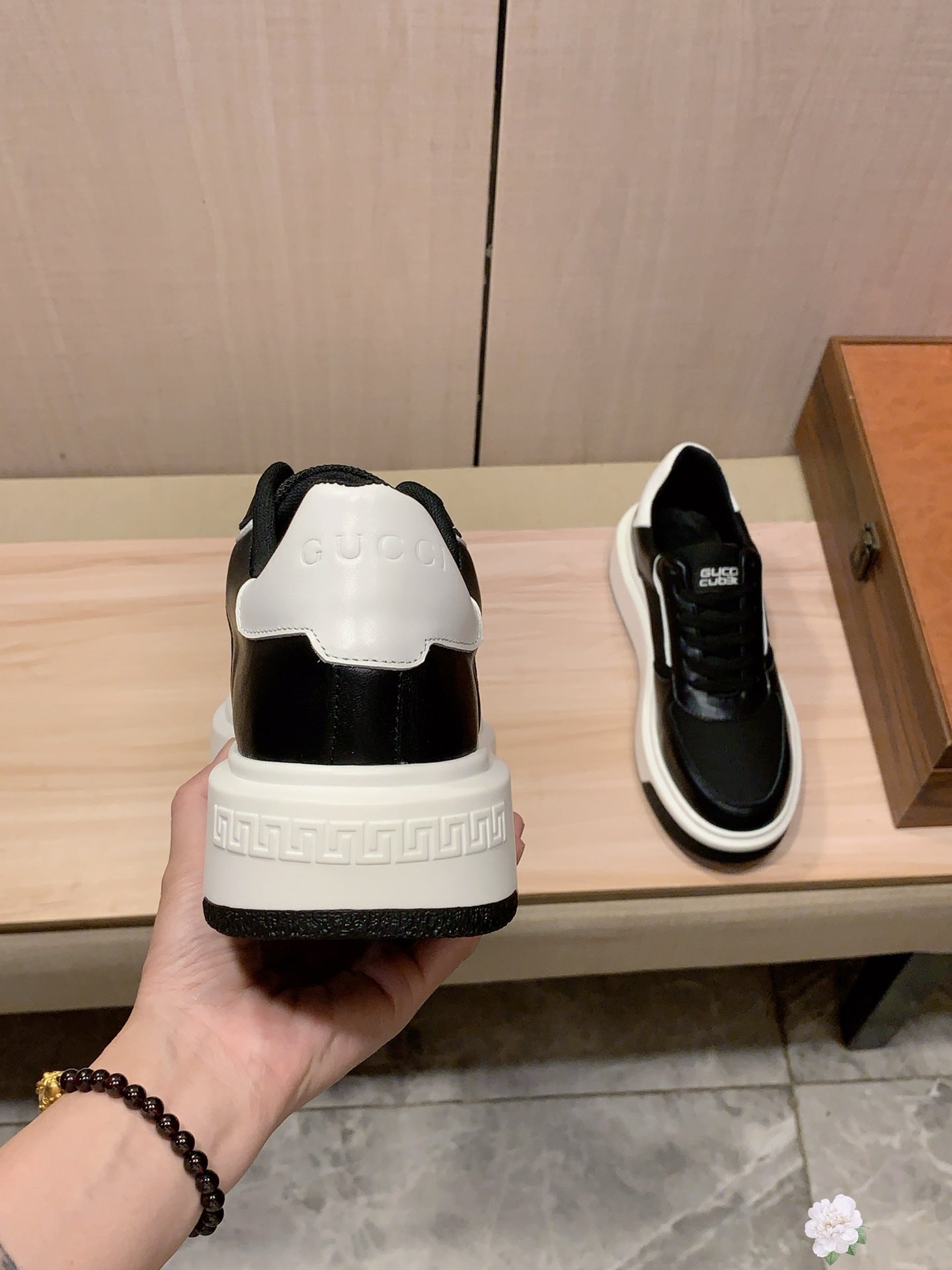 GG Men's Sneaker Black Sheepskin 709672