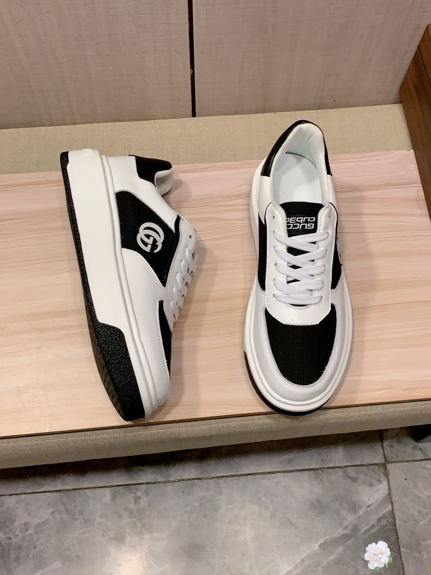 GG Men's Sneaker Black White Sheepskin 709673