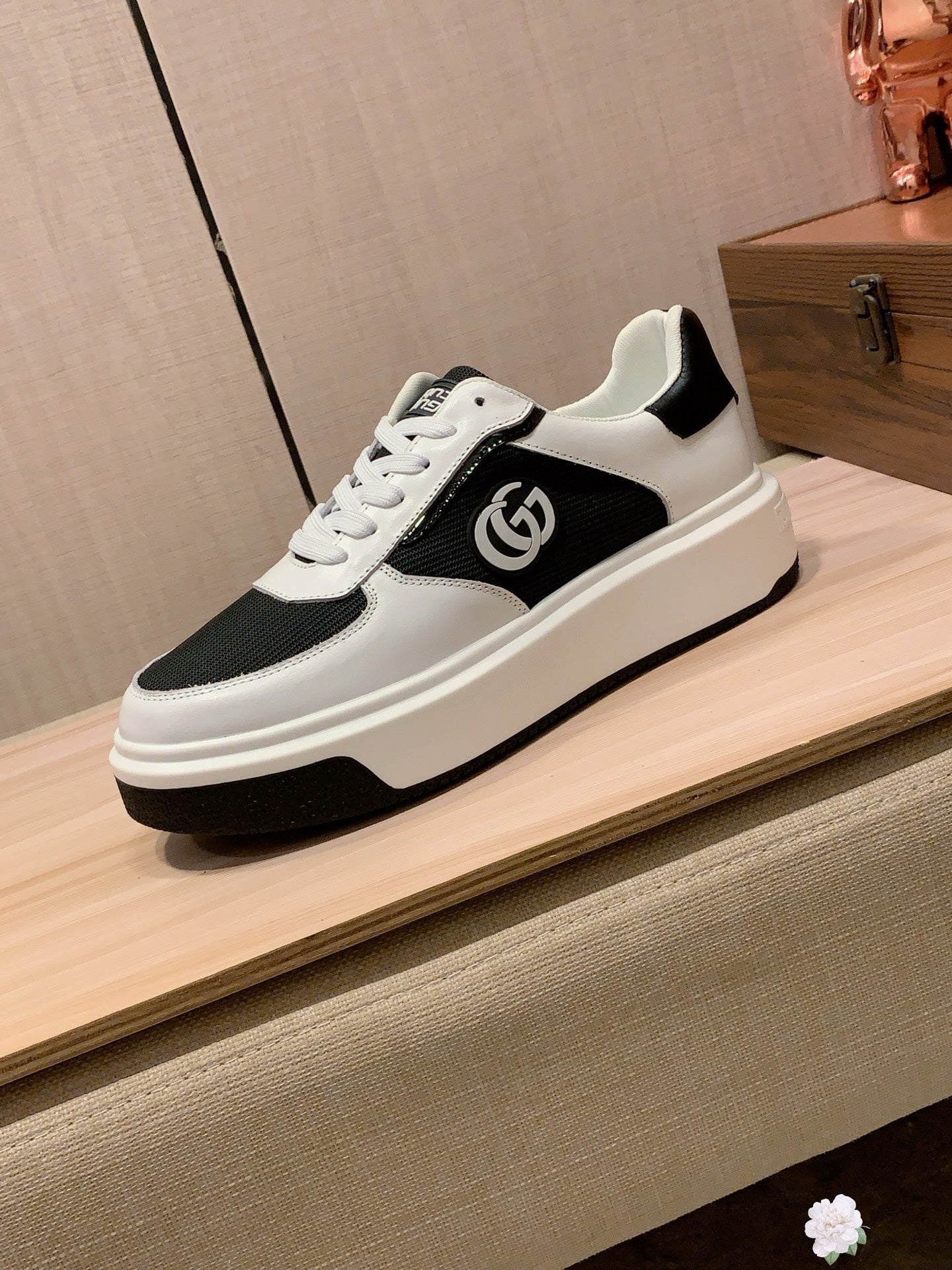 GG Men's Sneaker Black White Sheepskin 709673