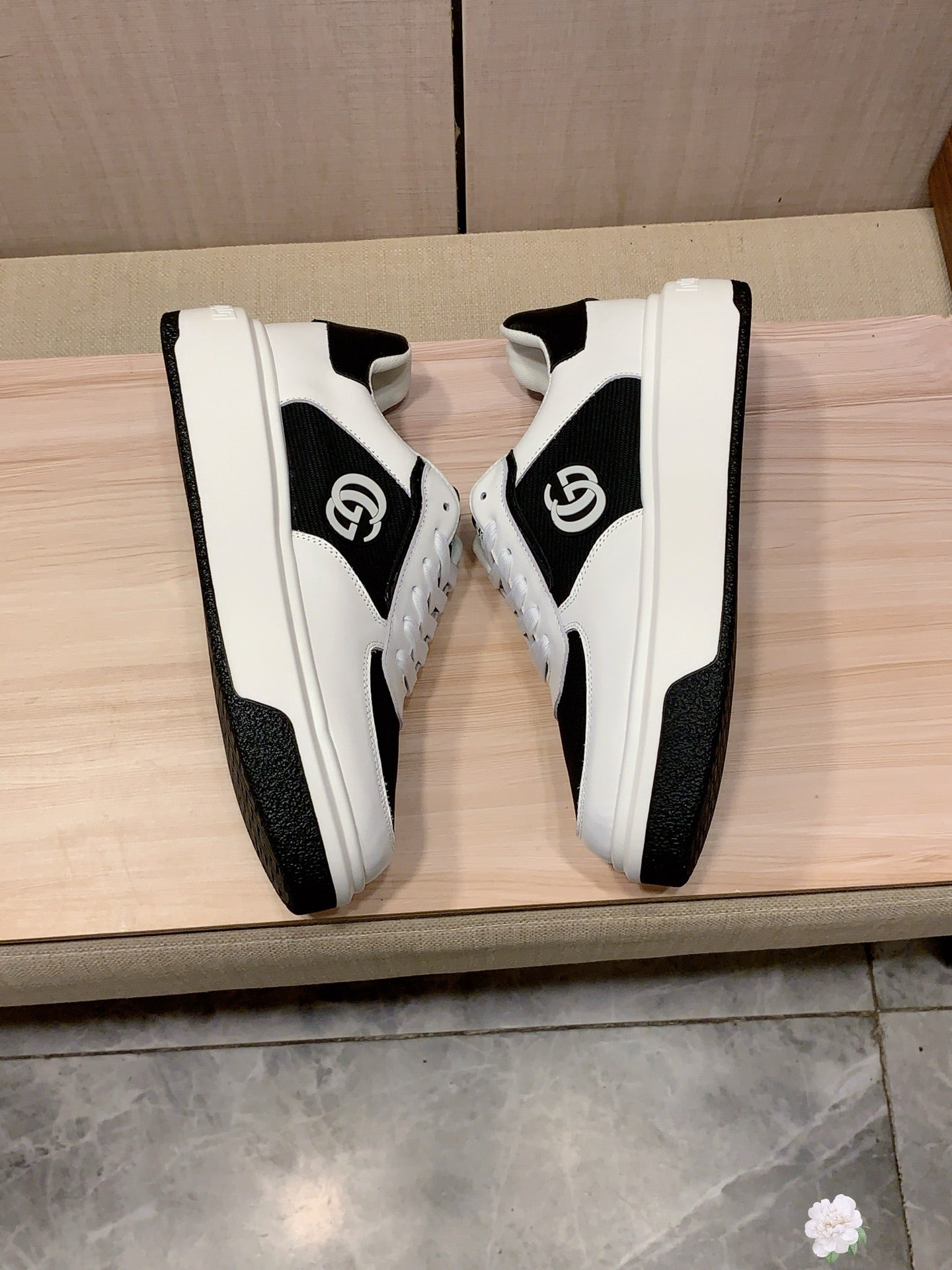 GG Men's Sneaker Black White Sheepskin 709673