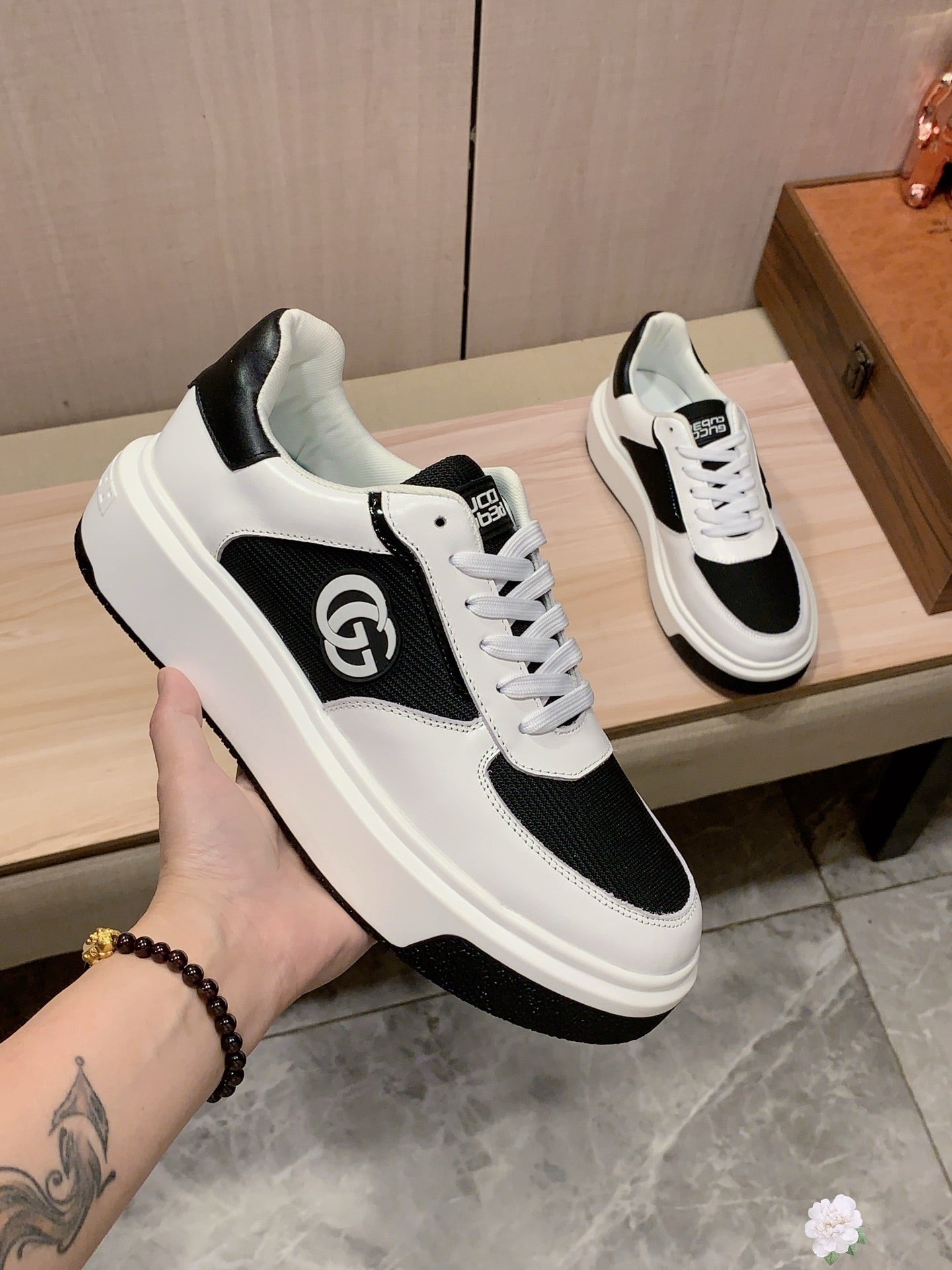 GG Men's Sneaker Black White Sheepskin 709673