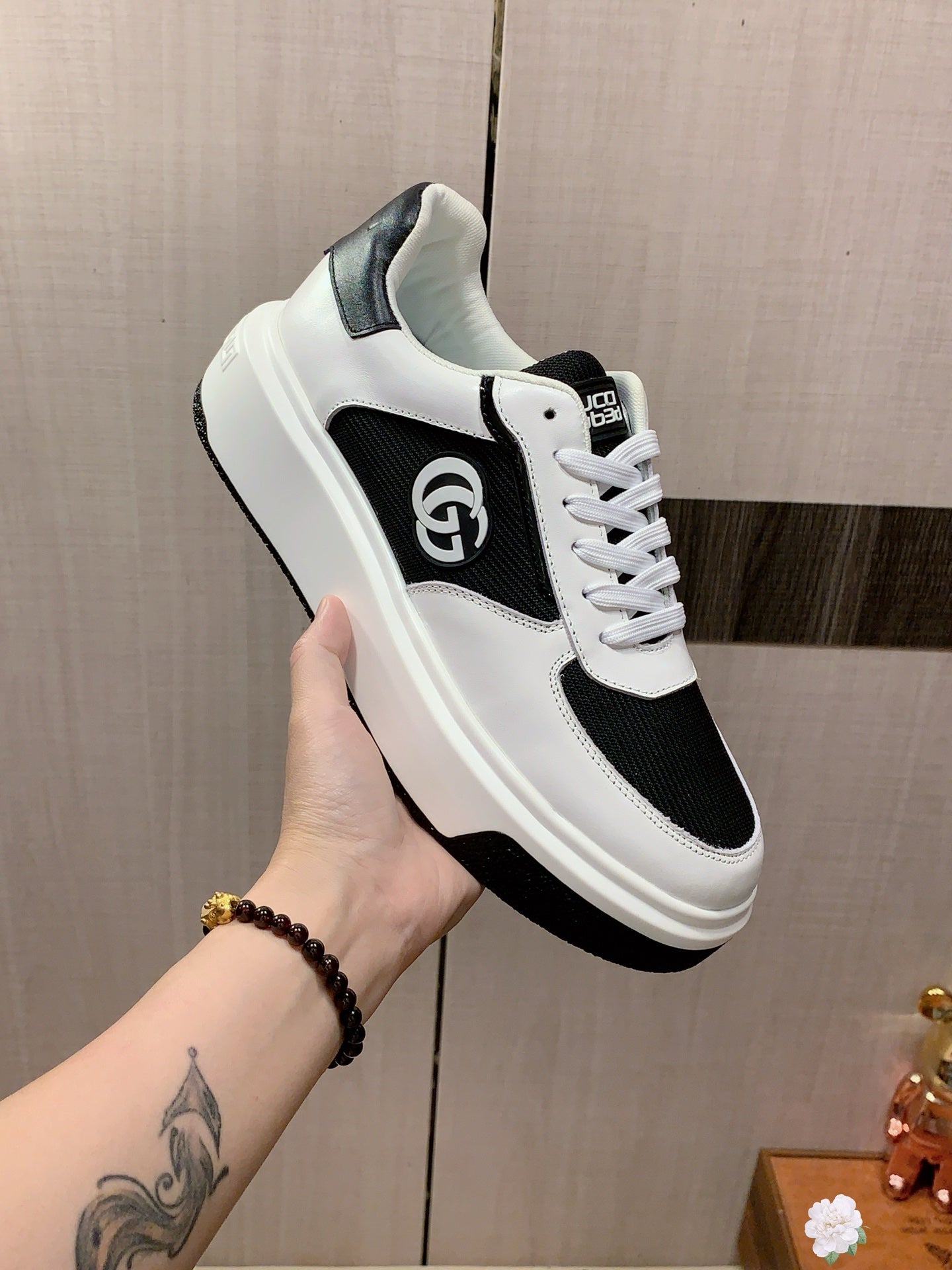 GG Men's Sneaker Black White Sheepskin 709673