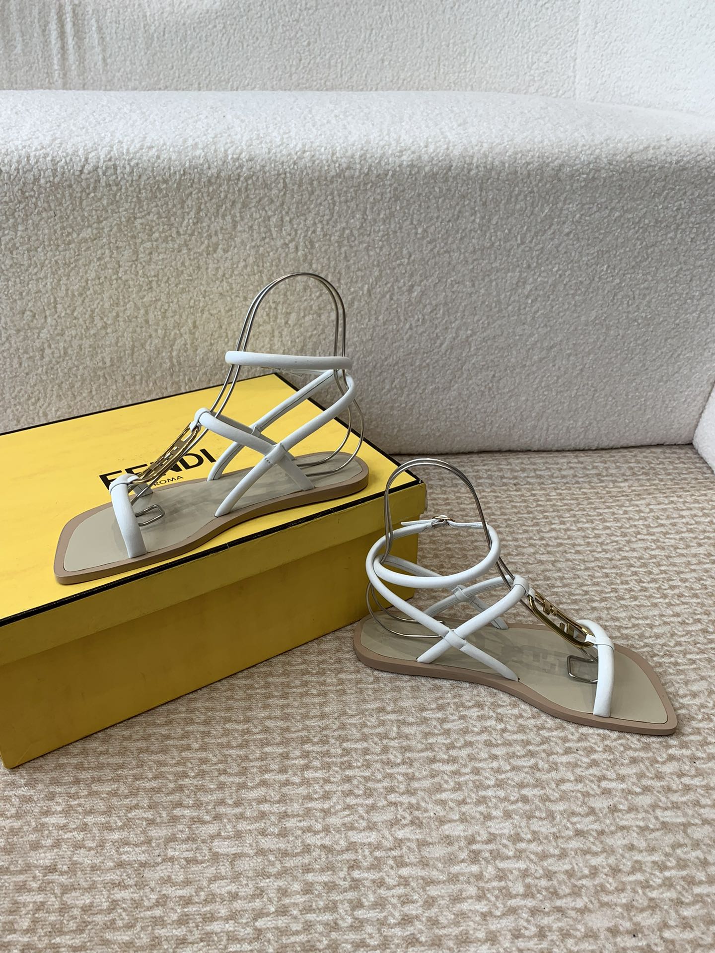 FENDI O'LOCK THONG SANDAL WHITE CALFSKIN WITH GOLD HARDWARE