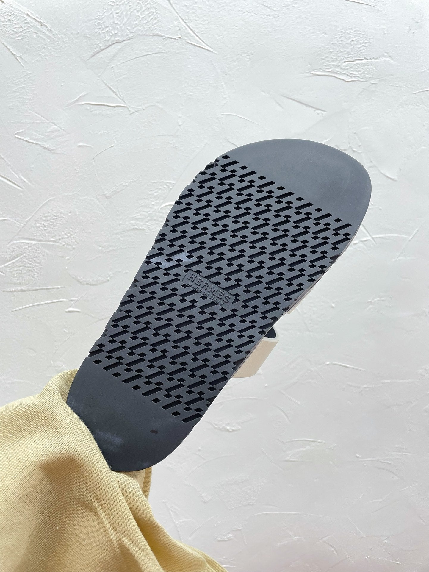 CHYPRE SANDAL WHITE LAMBSKIN WITH H BUCKLE