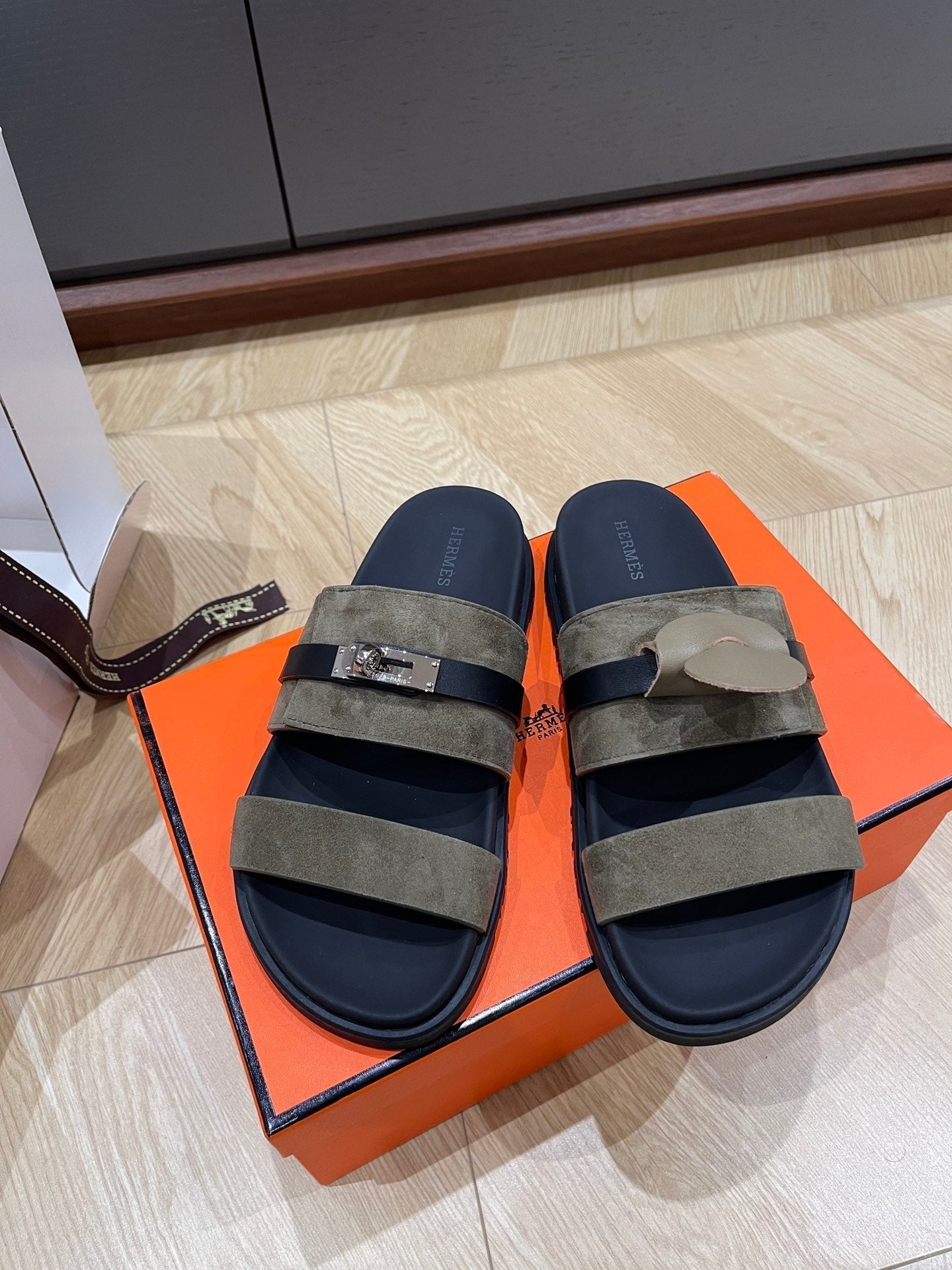 HM 25 Jackson Sandal Khaki Suede Black Calfskin