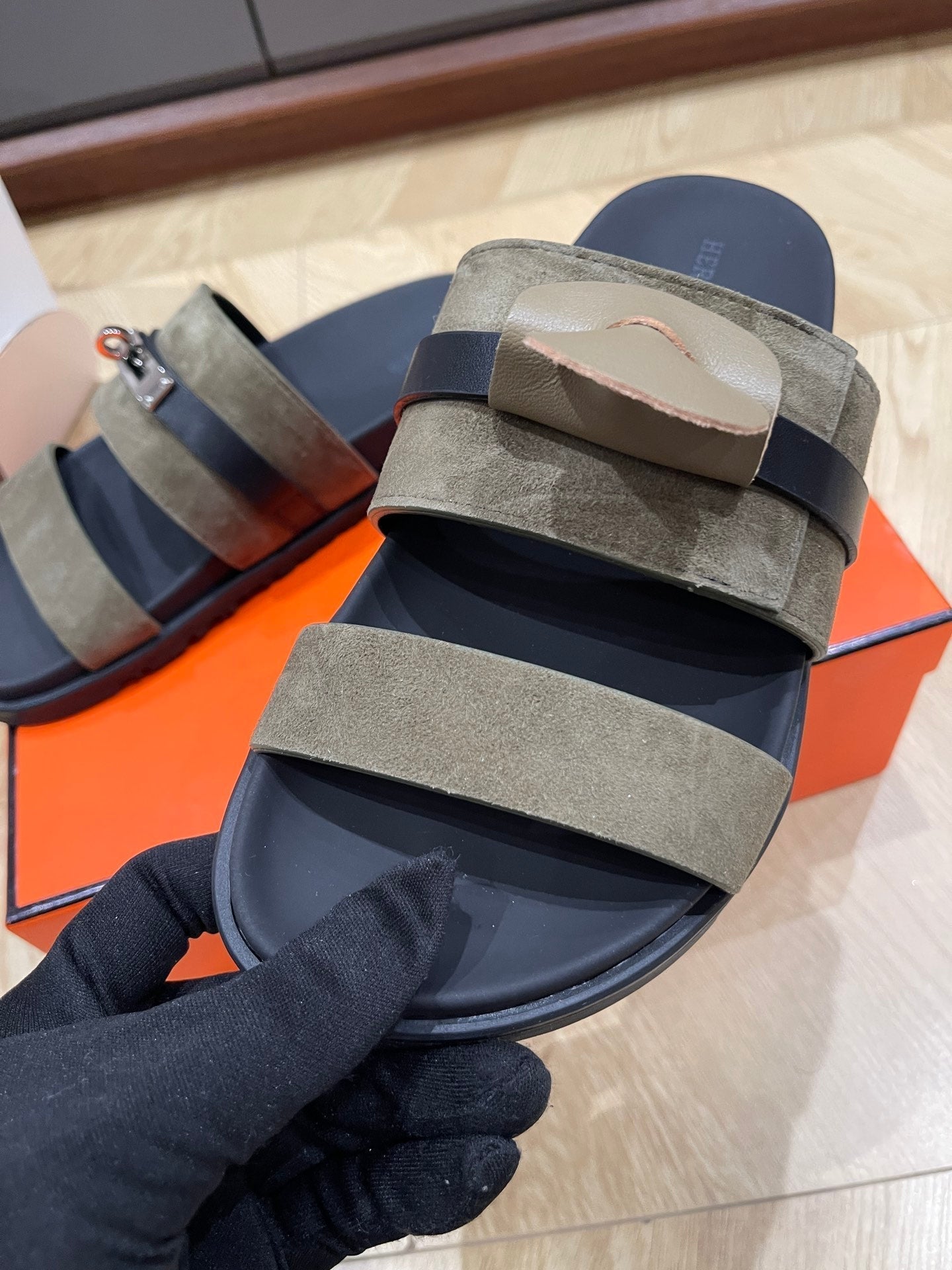 HM 25 Jackson Sandal Khaki Suede Black Calfskin