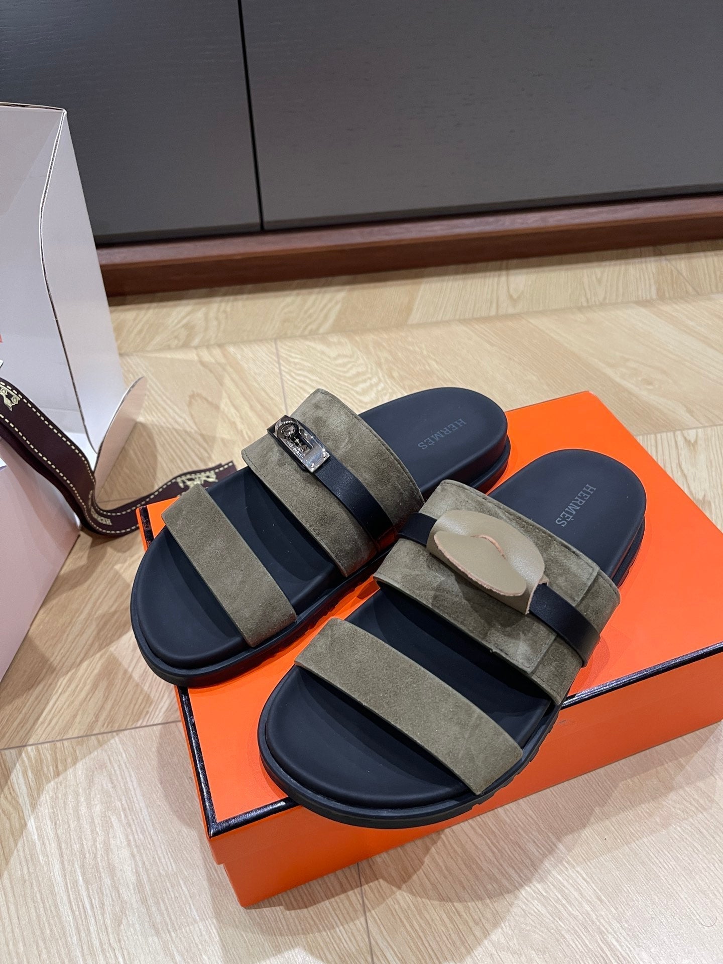 HM 25 Jackson Sandal Khaki Suede Black Calfskin