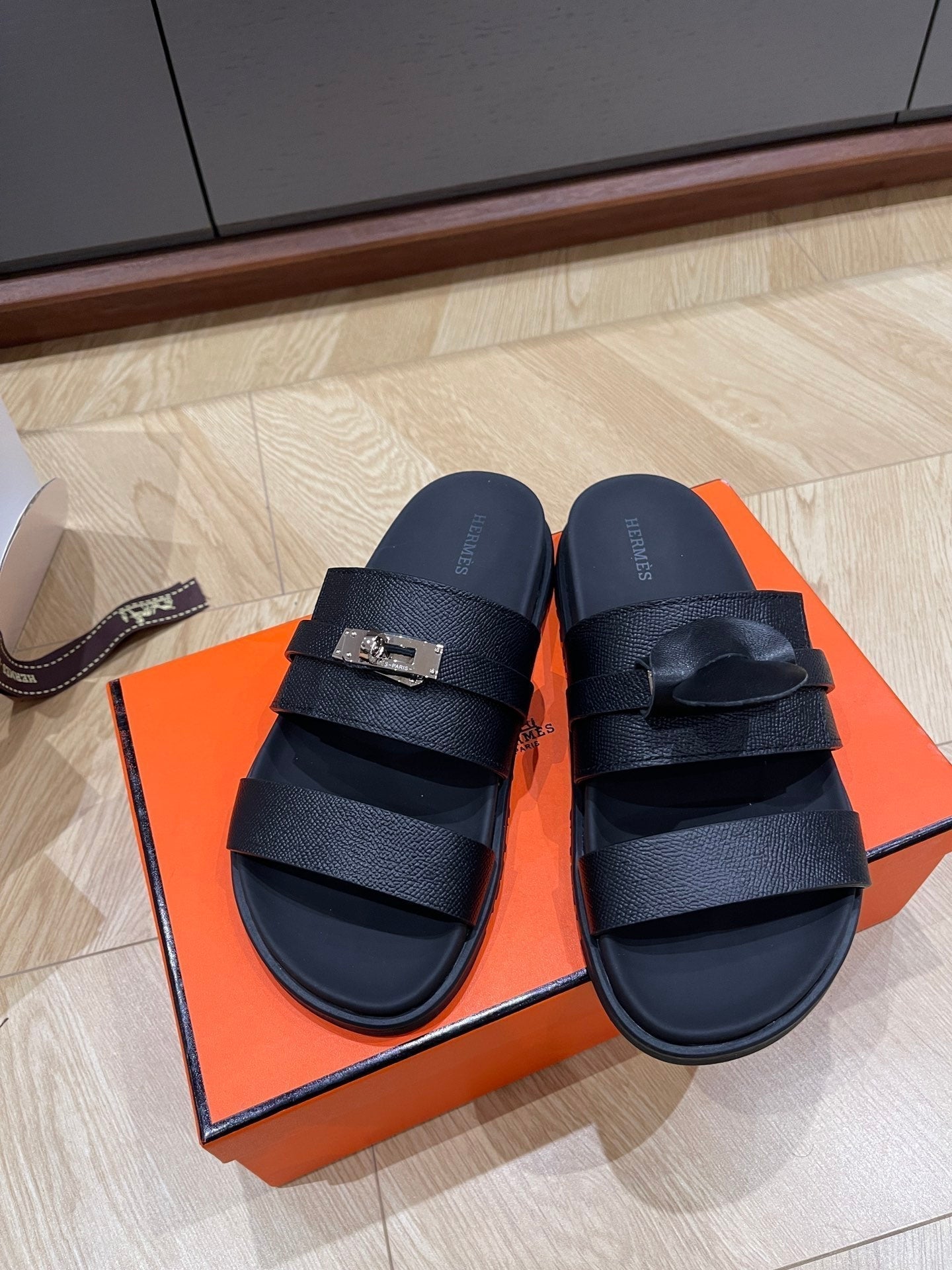 HM 25 Jackson Sandal Black Grained Calfskin