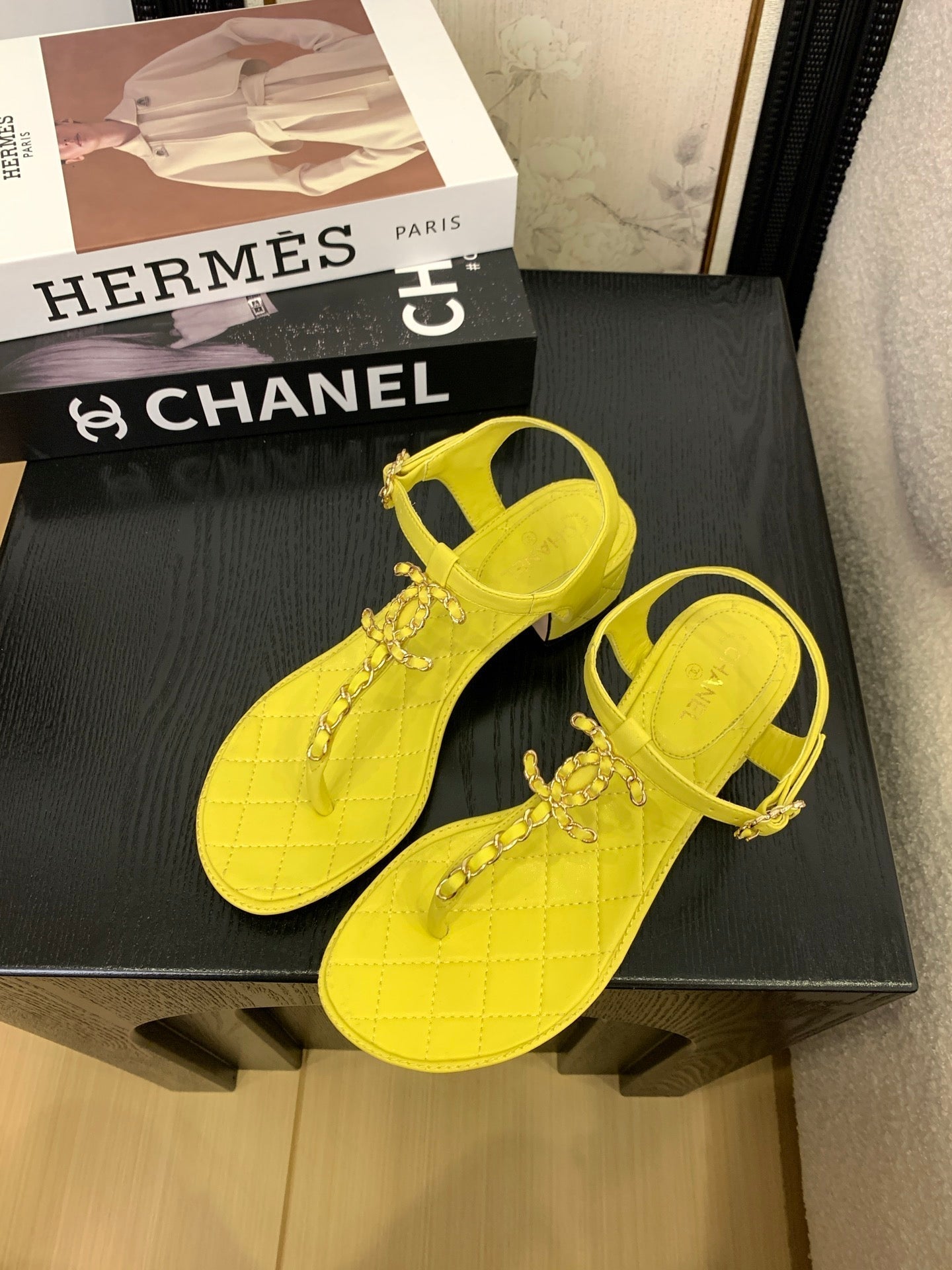 CC 25 Thong Sandal Double C Leather