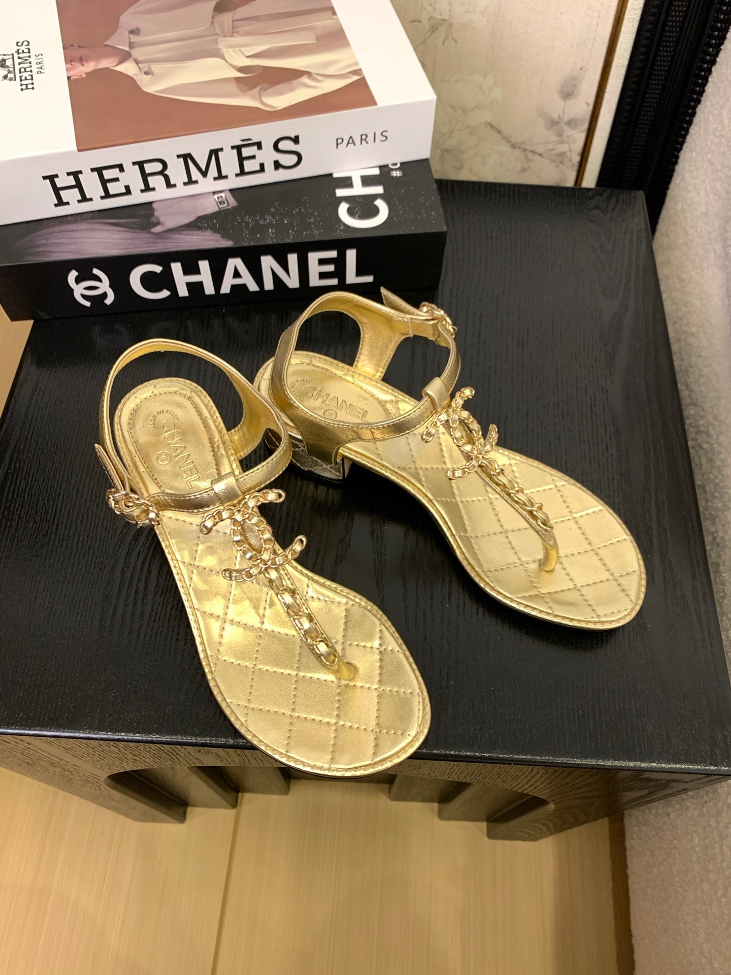 CC 25 Thong Sandal Double C Leather