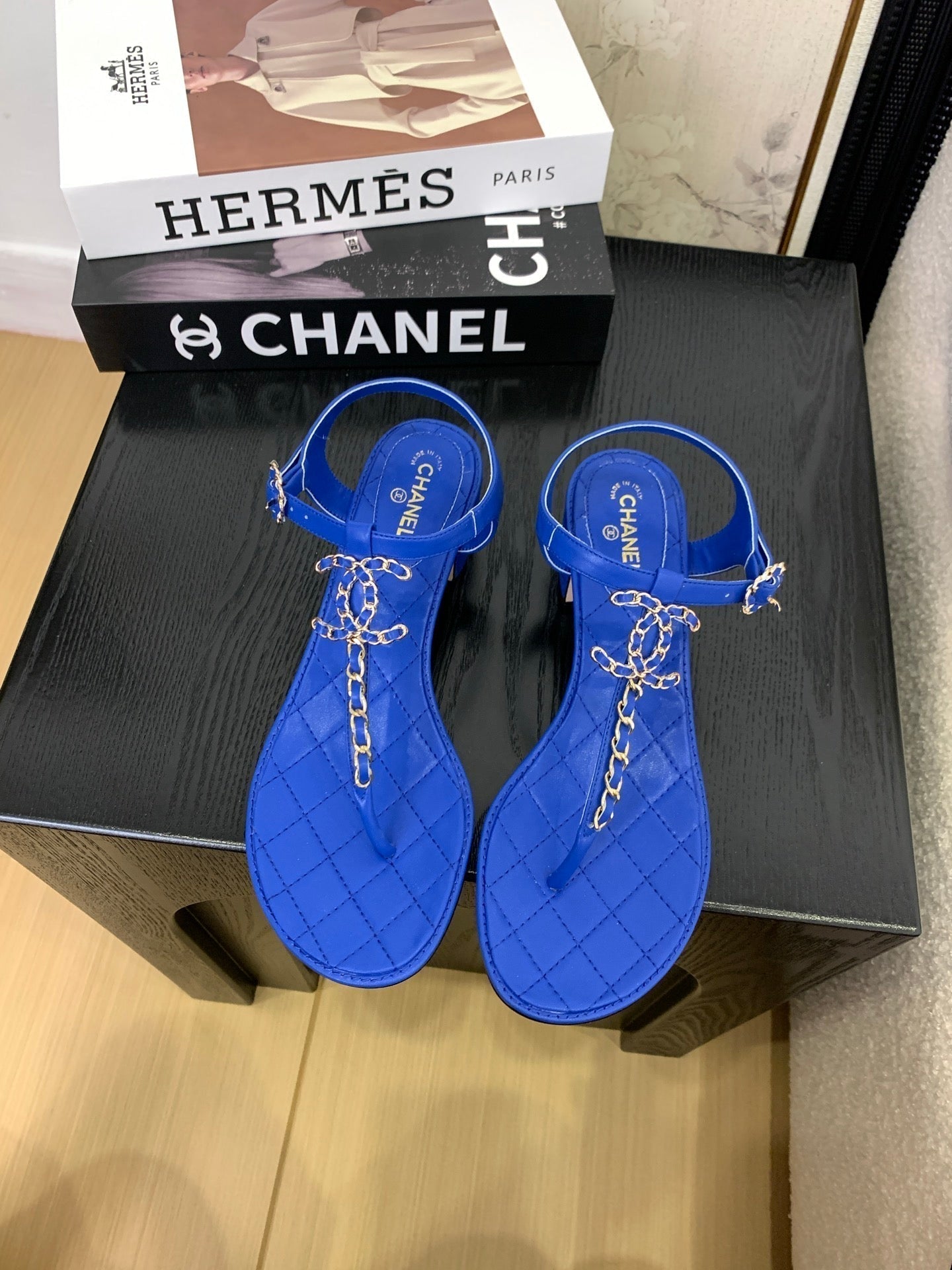 CC 25 Thong Sandal Double C Leather
