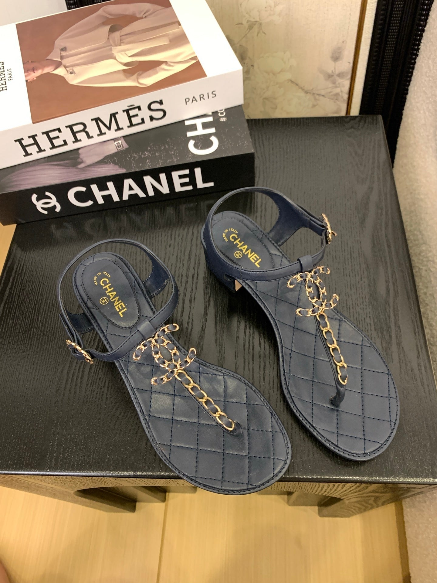 CC 25 Thong Sandal Double C Leather