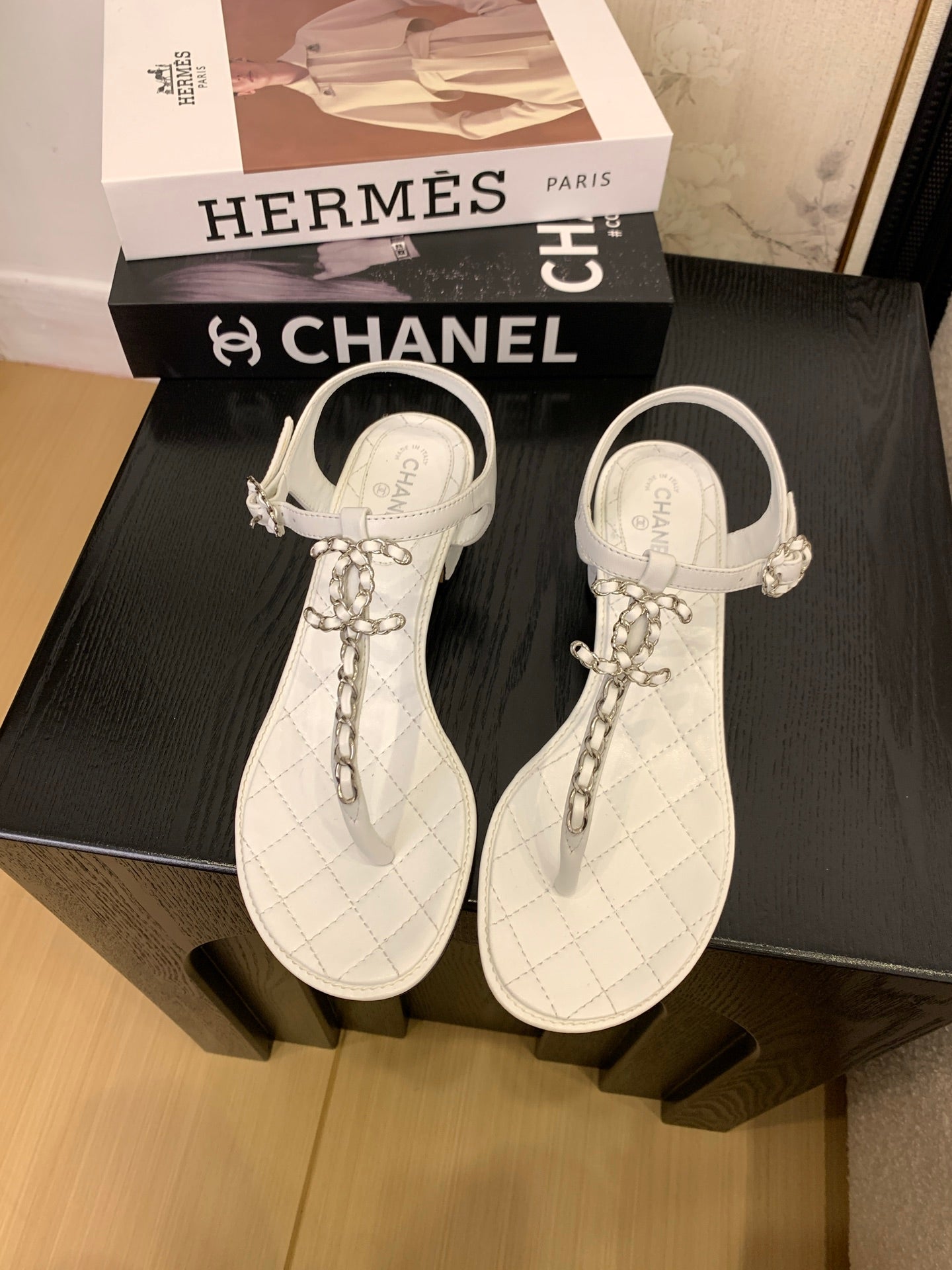 CC 25 Thong Sandal Double C Leather