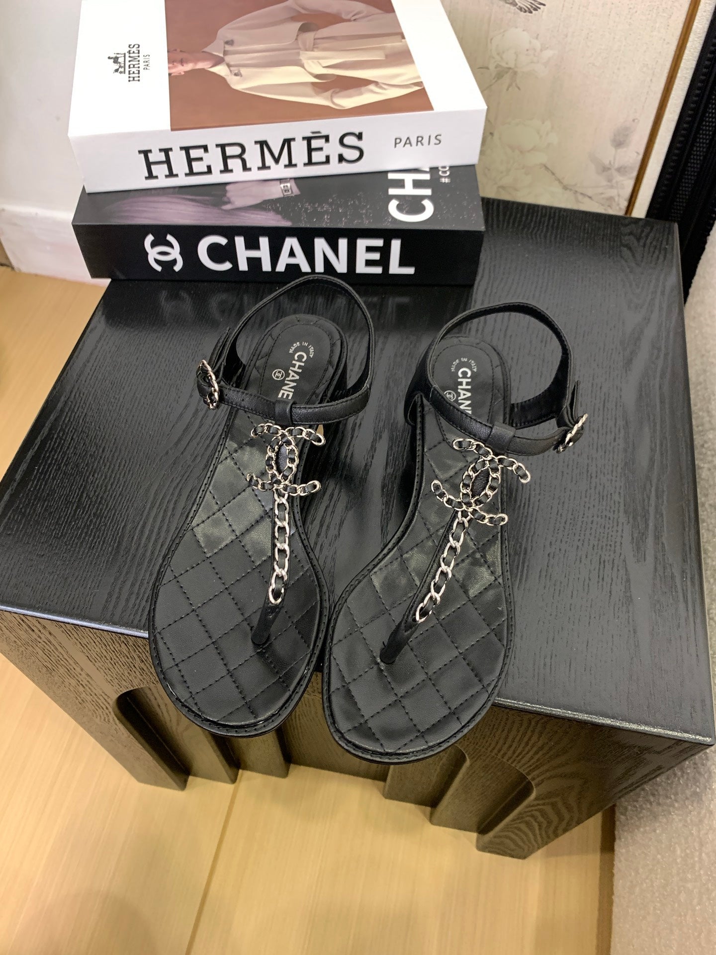 CC 25 Thong Sandal Double C Leather