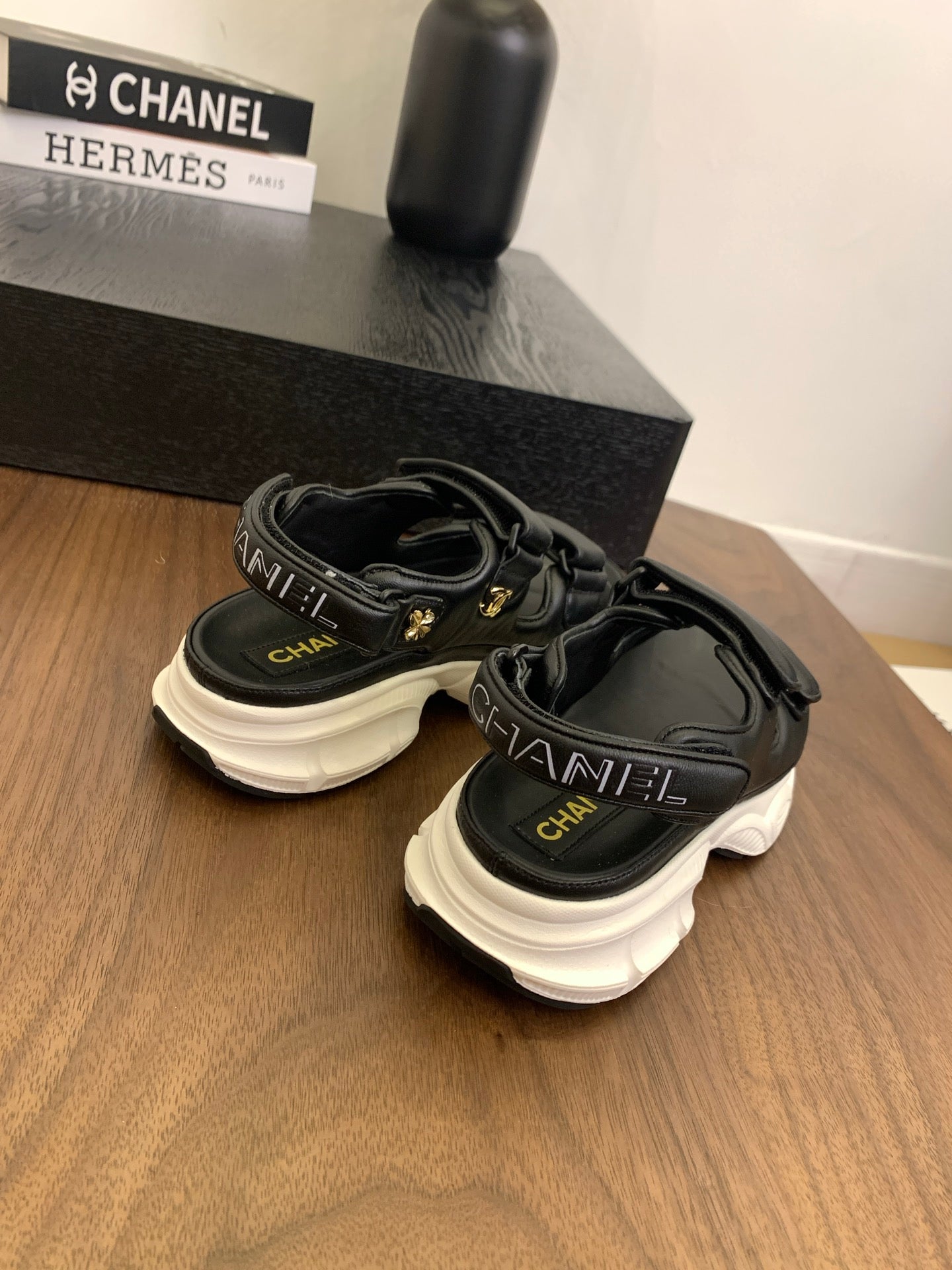 CC Toe Sandals Black With White Leather 299543