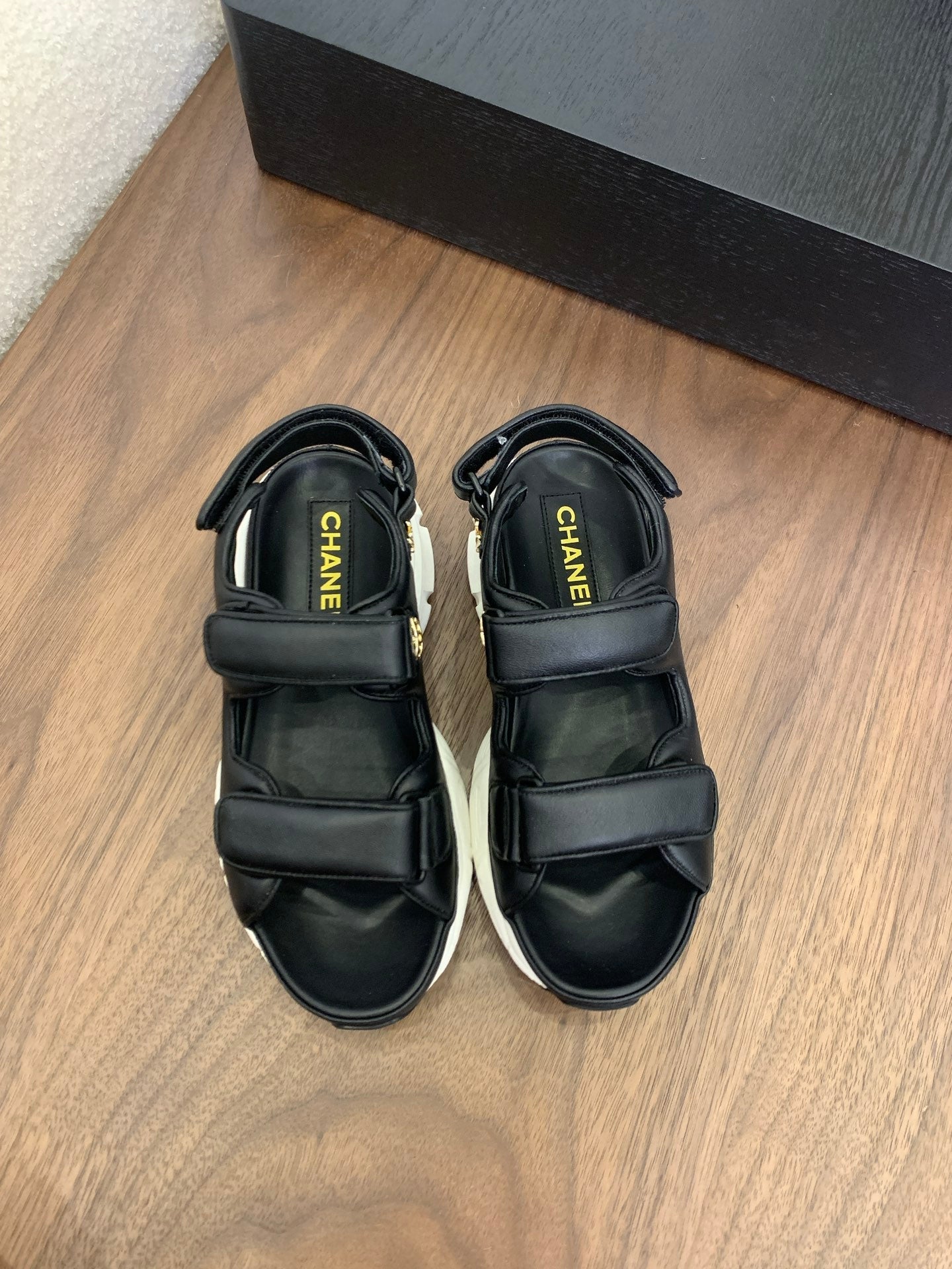 CC Toe Sandals Black With White Leather 299543