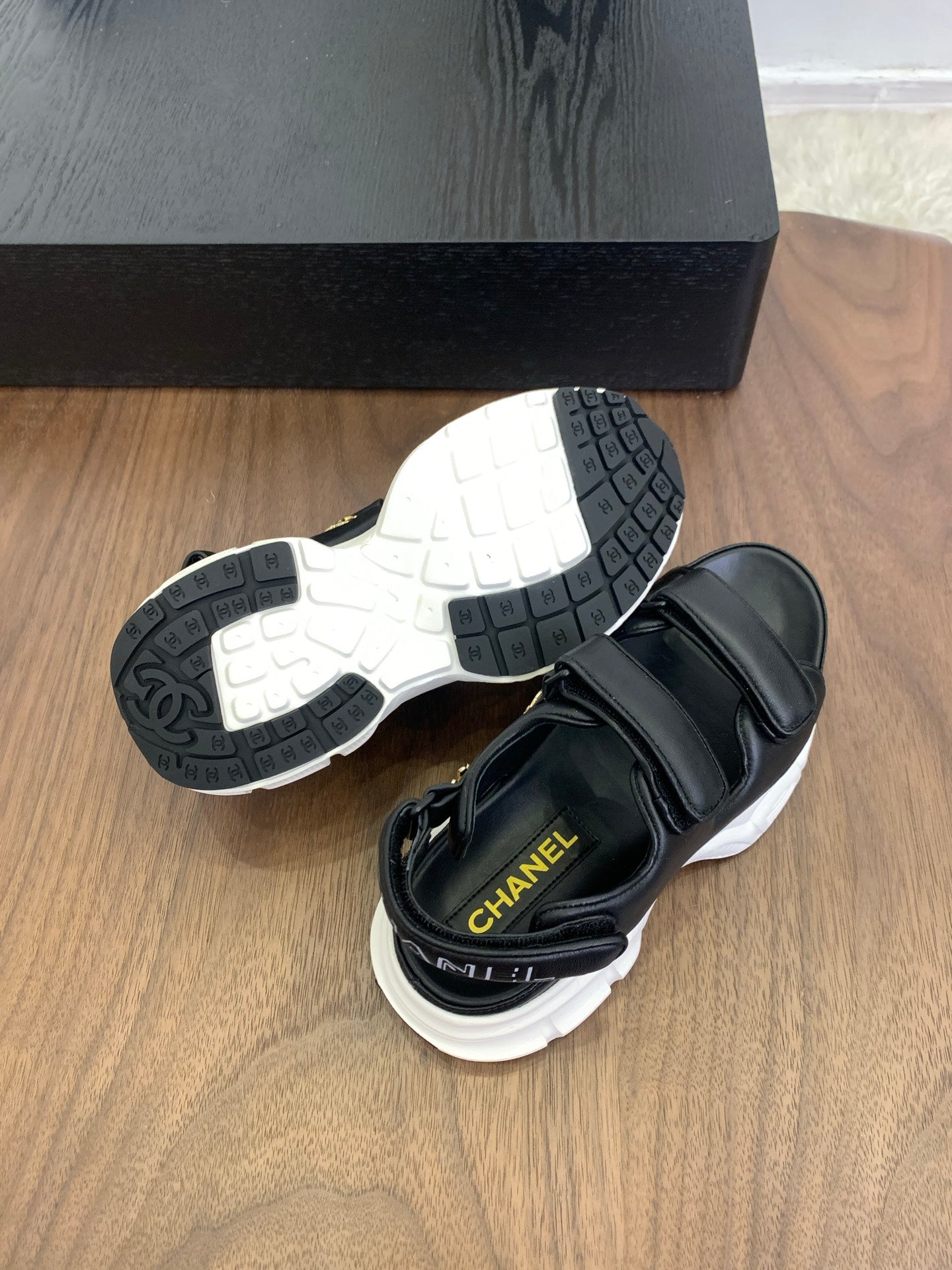 CC Toe Sandals Black With White Leather 299543