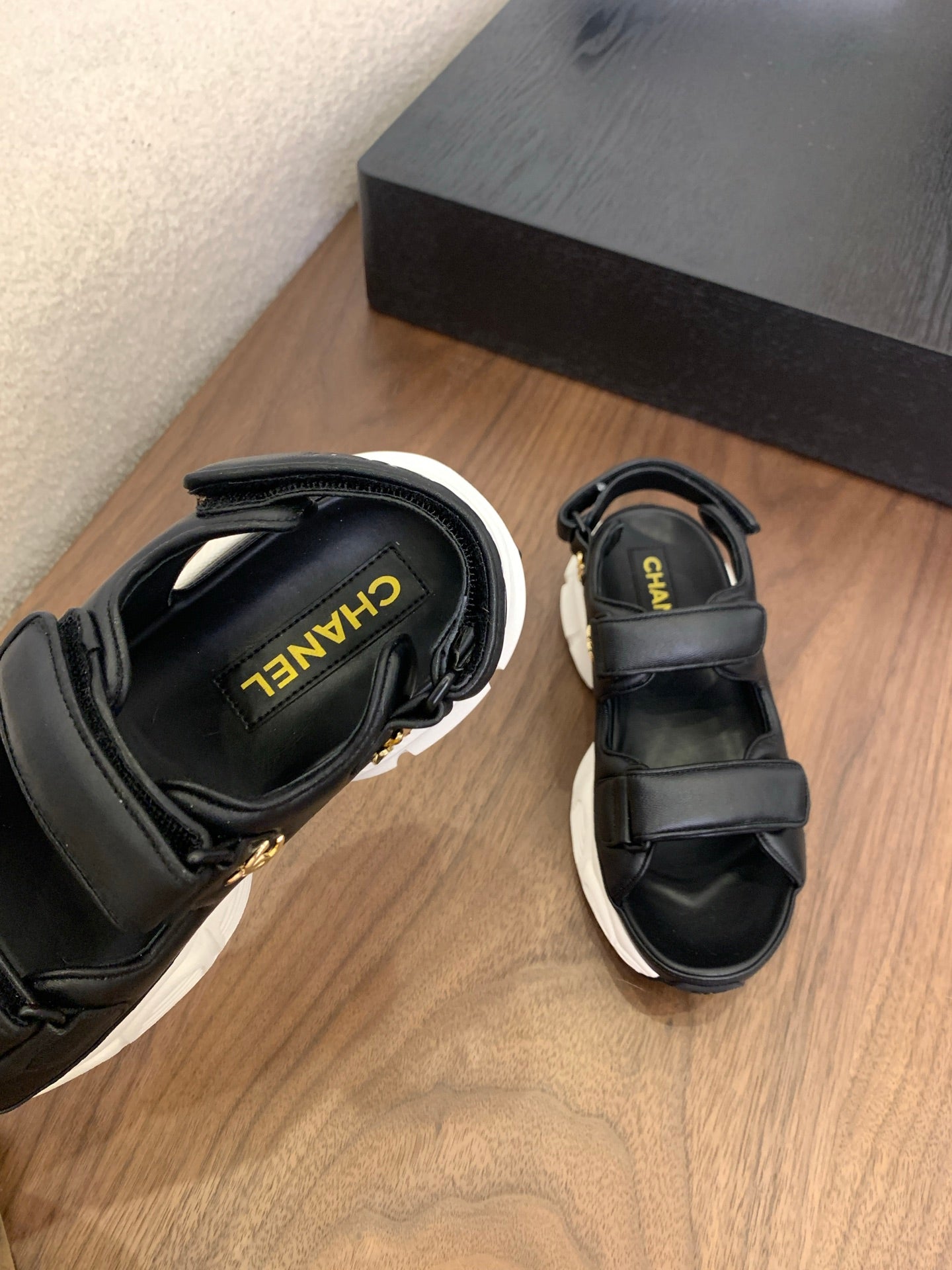 CC Toe Sandals Black With White Leather 299543