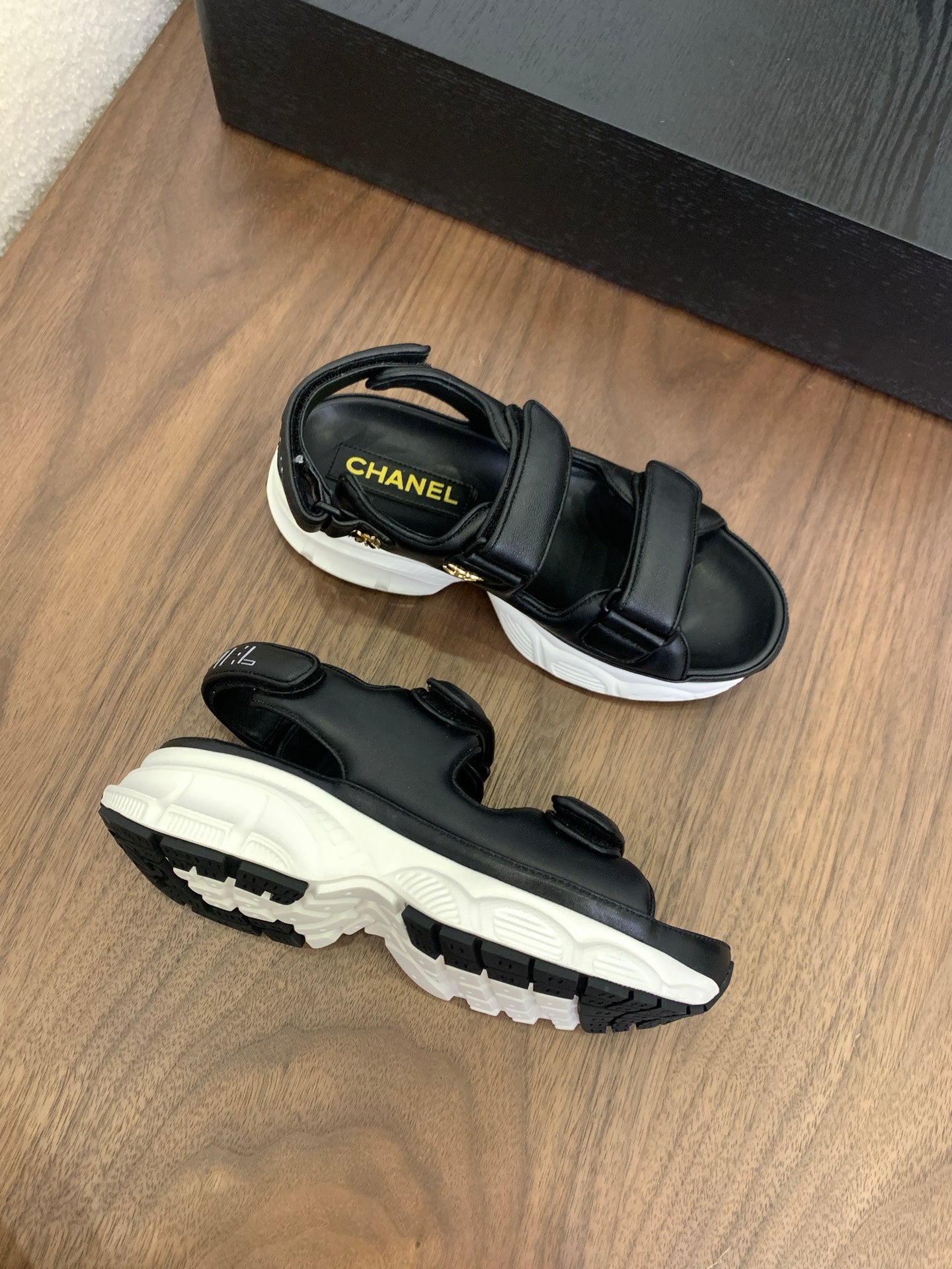 CC Toe Sandals Black With White Leather 299543