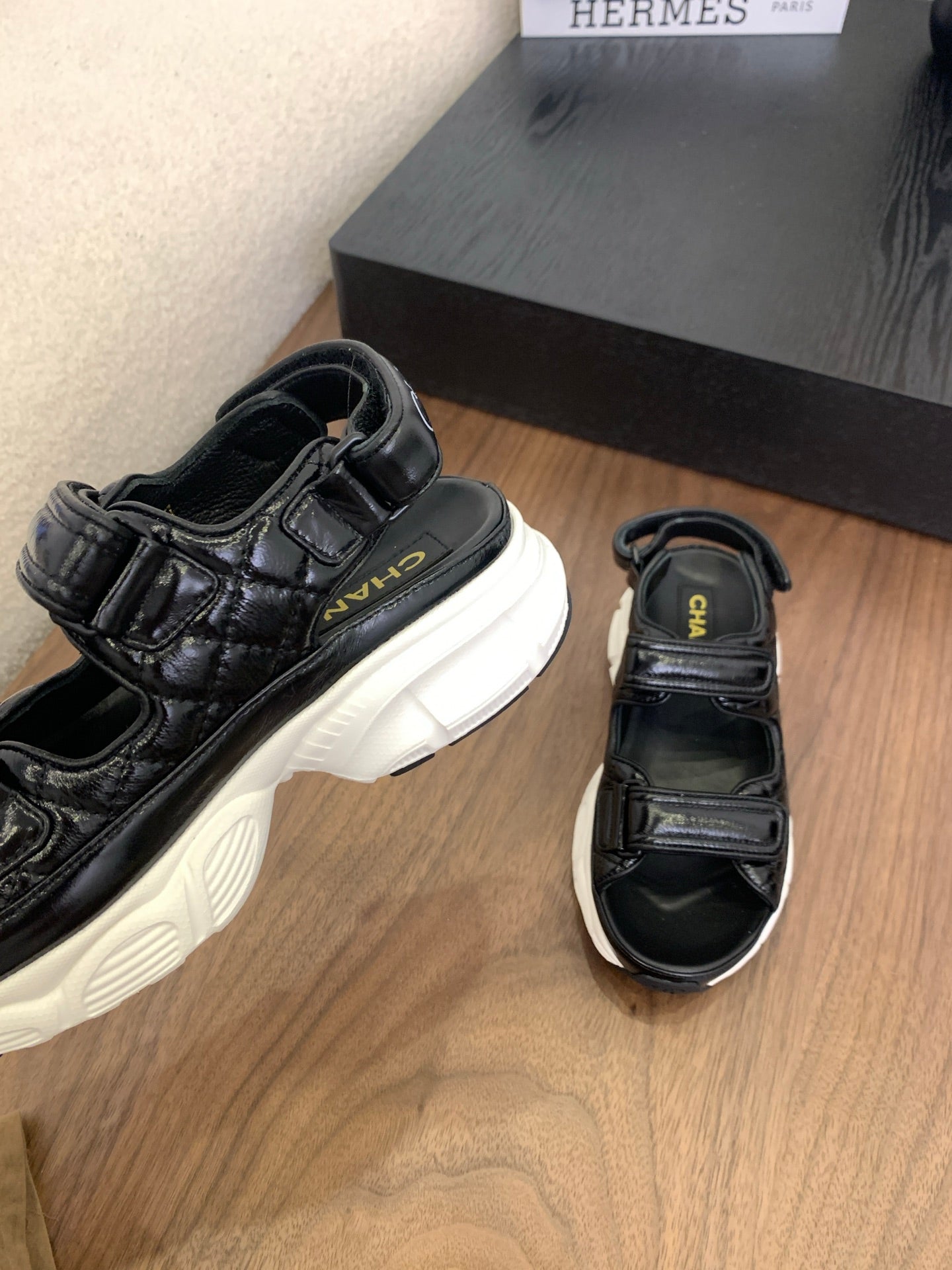 CC Toe Sandals Black With White Patent Leather 299544